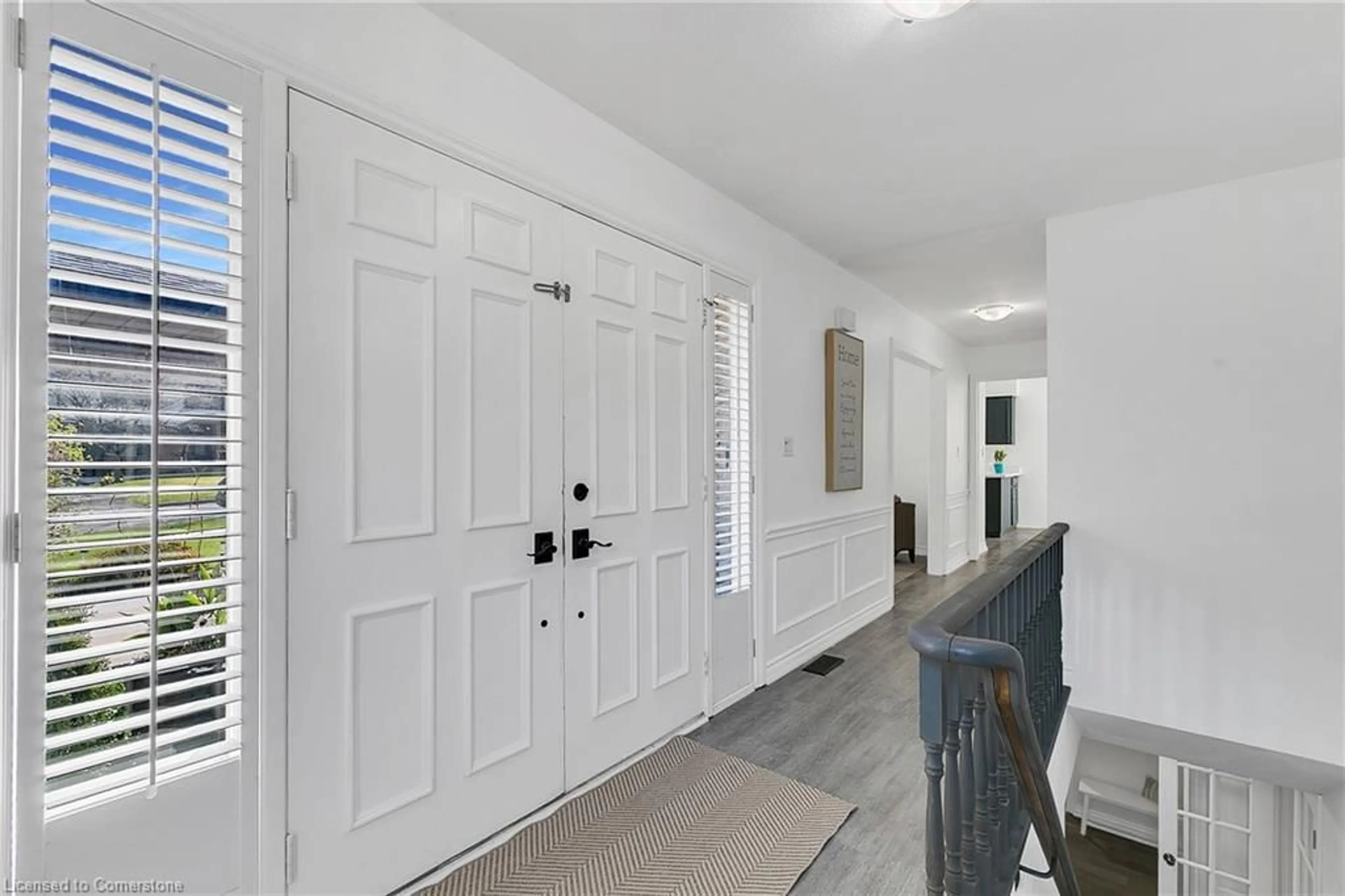 Indoor entryway for 1873 Four Seasons Dr, Burlington Ontario L7P 3B1