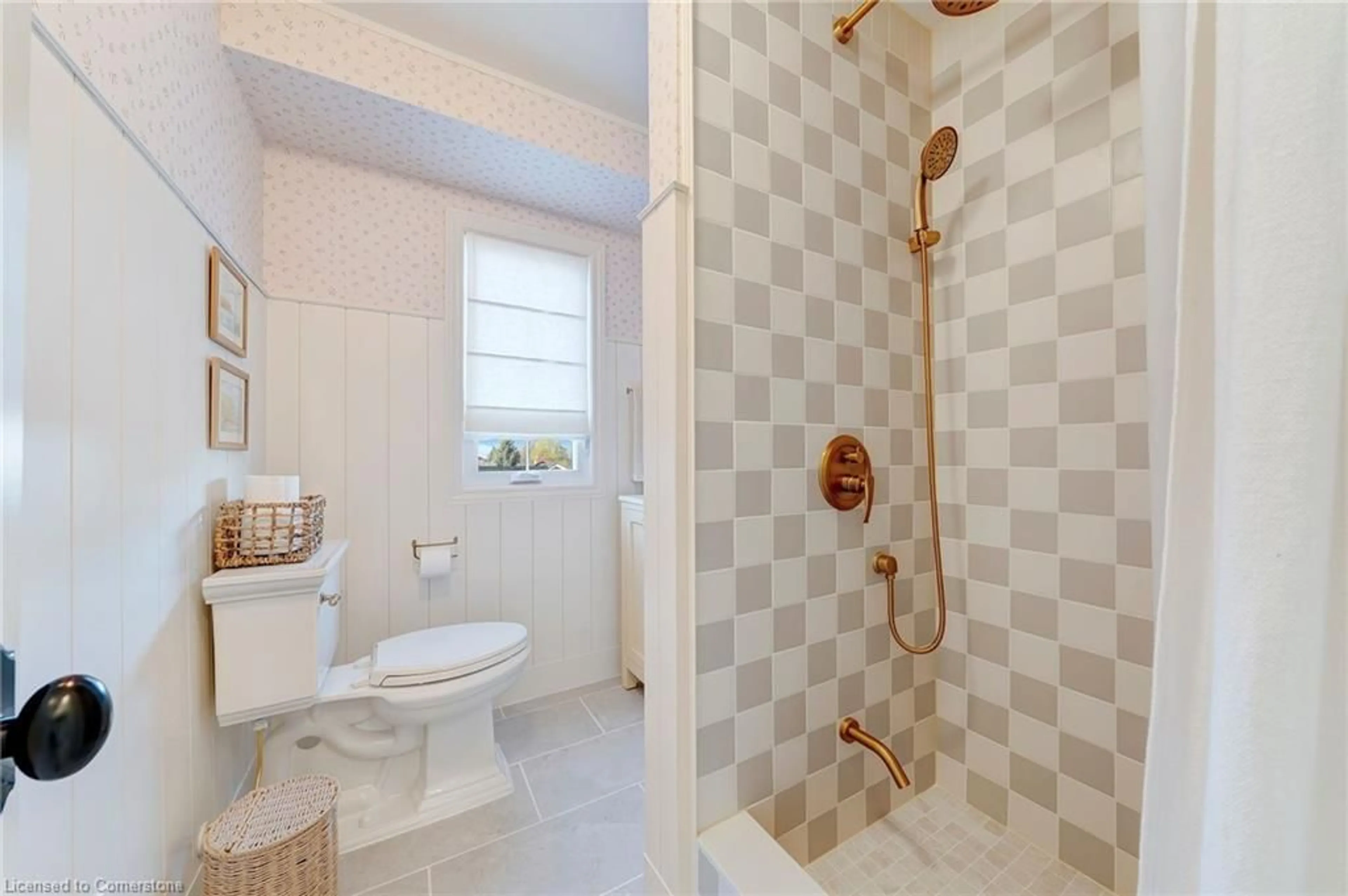 Standard bathroom, ceramic/tile floor for 129 Kimberly Dr, Hamilton Ontario L8K 4K9