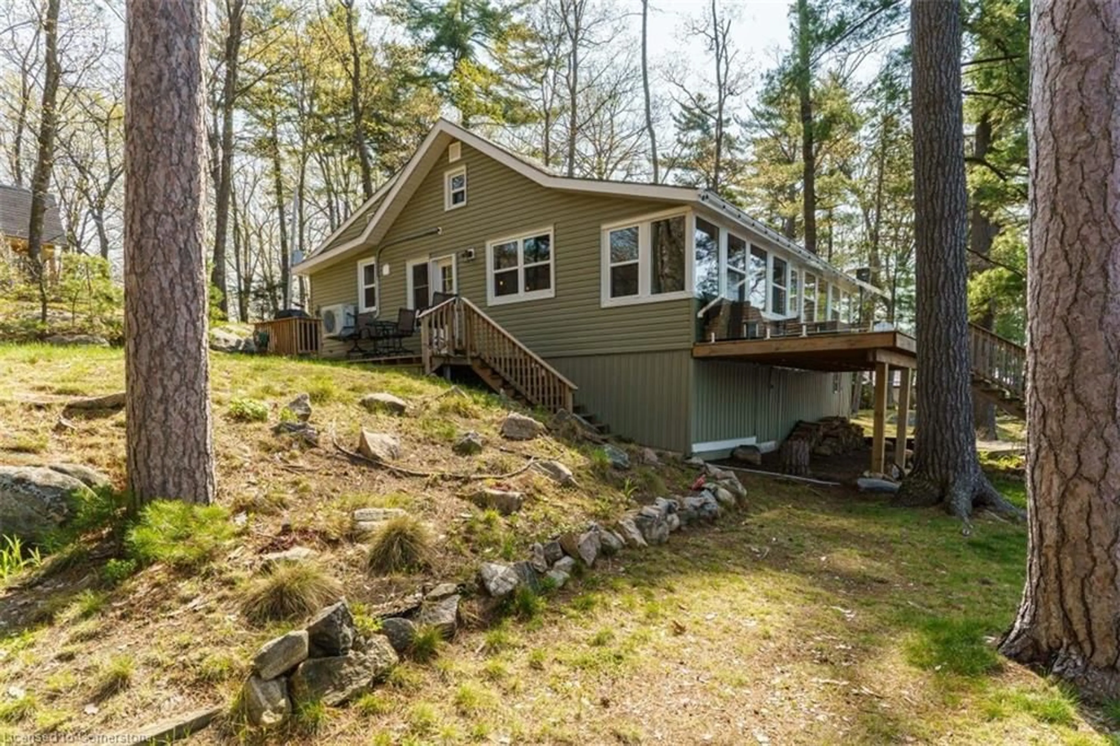 Home with vinyl exterior material, water/lake/river/ocean view for 99 Bala Park Island, Bala Ontario P0C 1A0