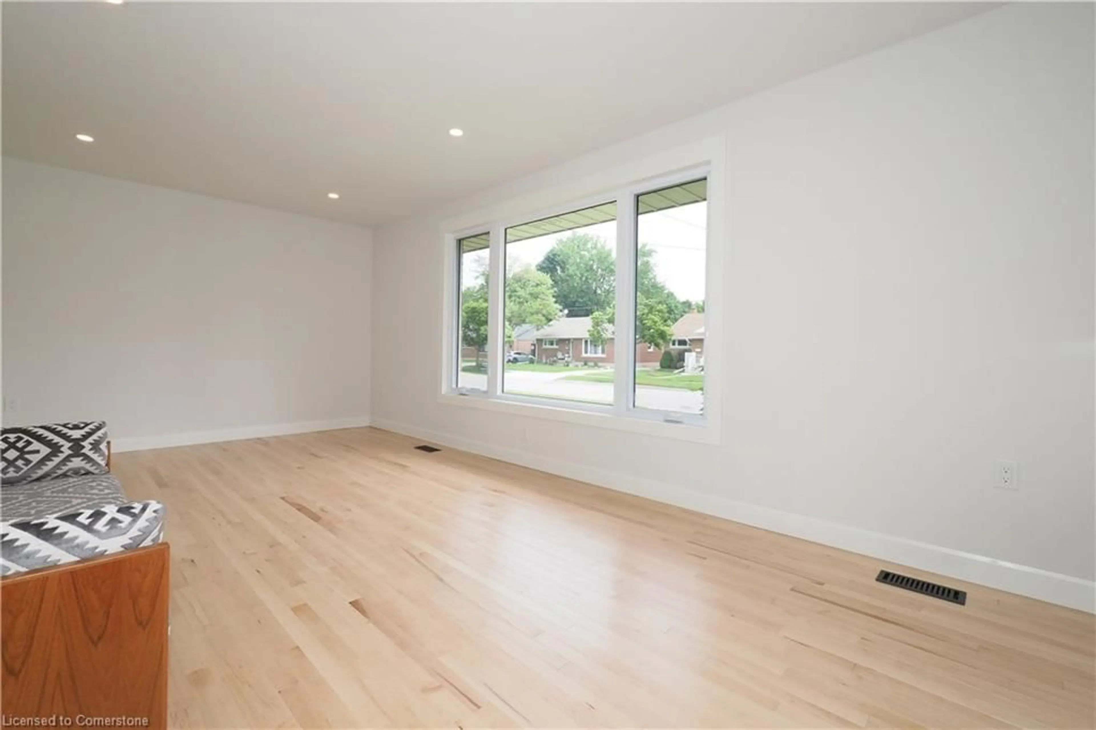 A pic of a room for 383 Dumfries Ave, Kitchener Ontario N2H 2E9