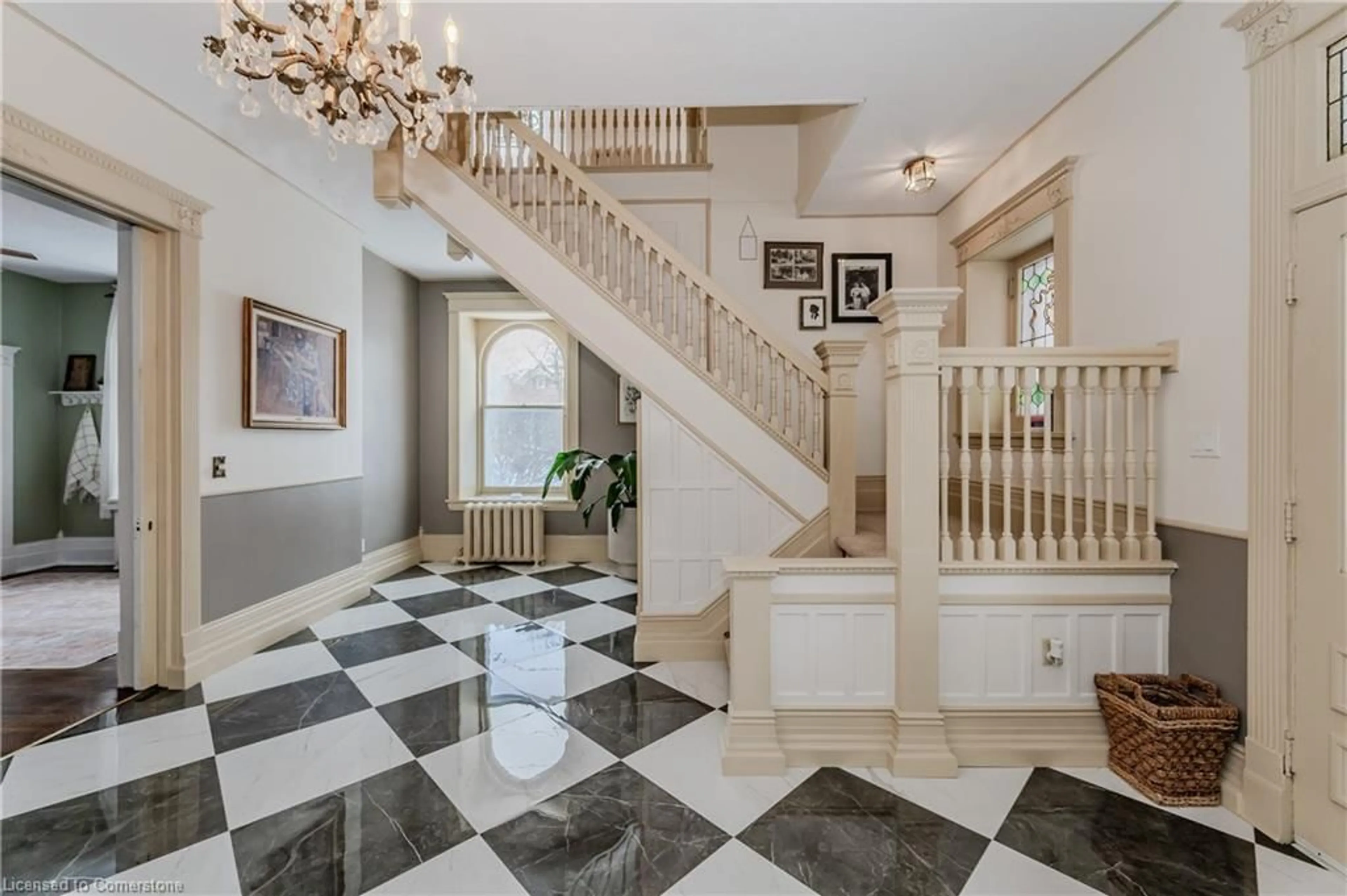 Indoor foyer for 54 Bruce St, Cambridge Ontario N1R 2E3