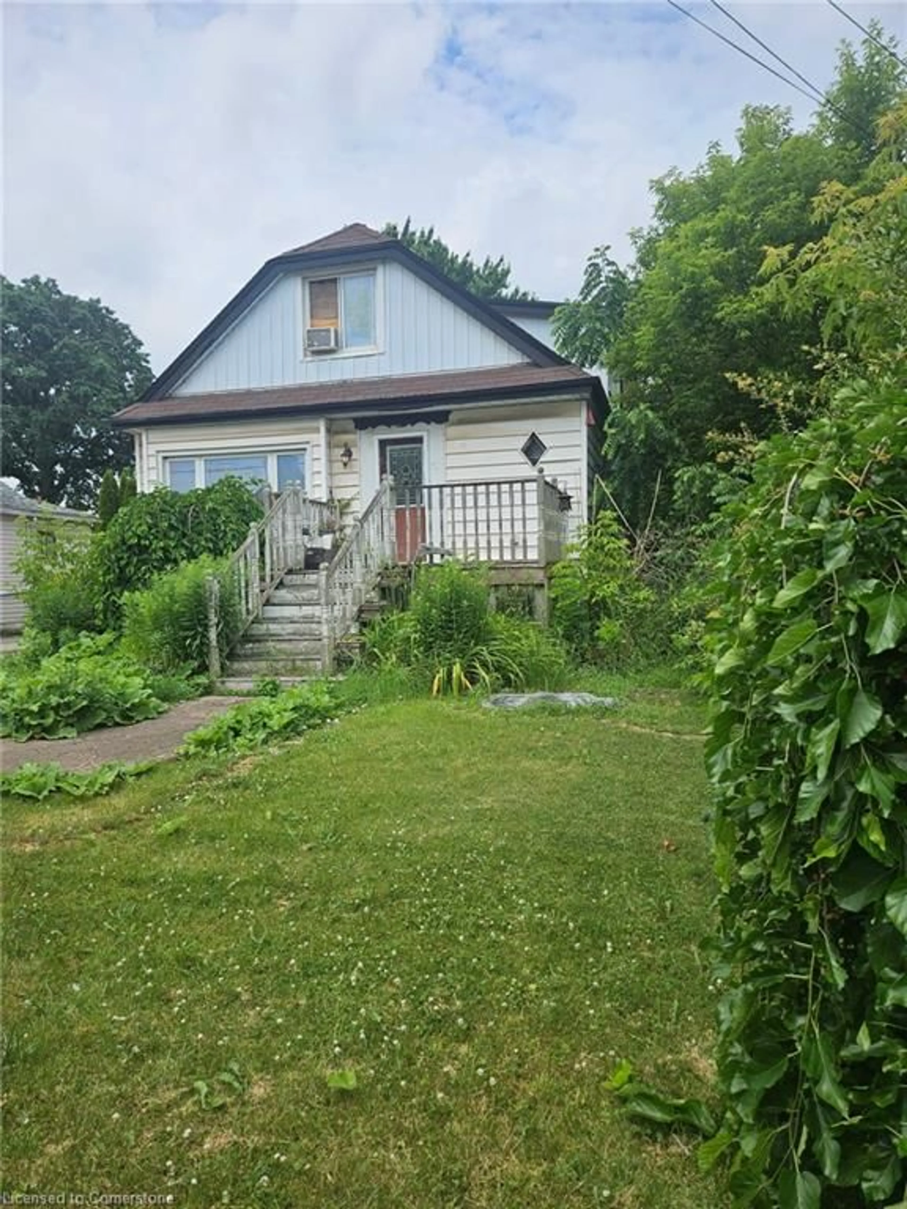 A pic from outside/outdoor area/front of a property/back of a property/a pic from drone, street for 543 Waterloo St, Hamilton Ontario L8H 6V6