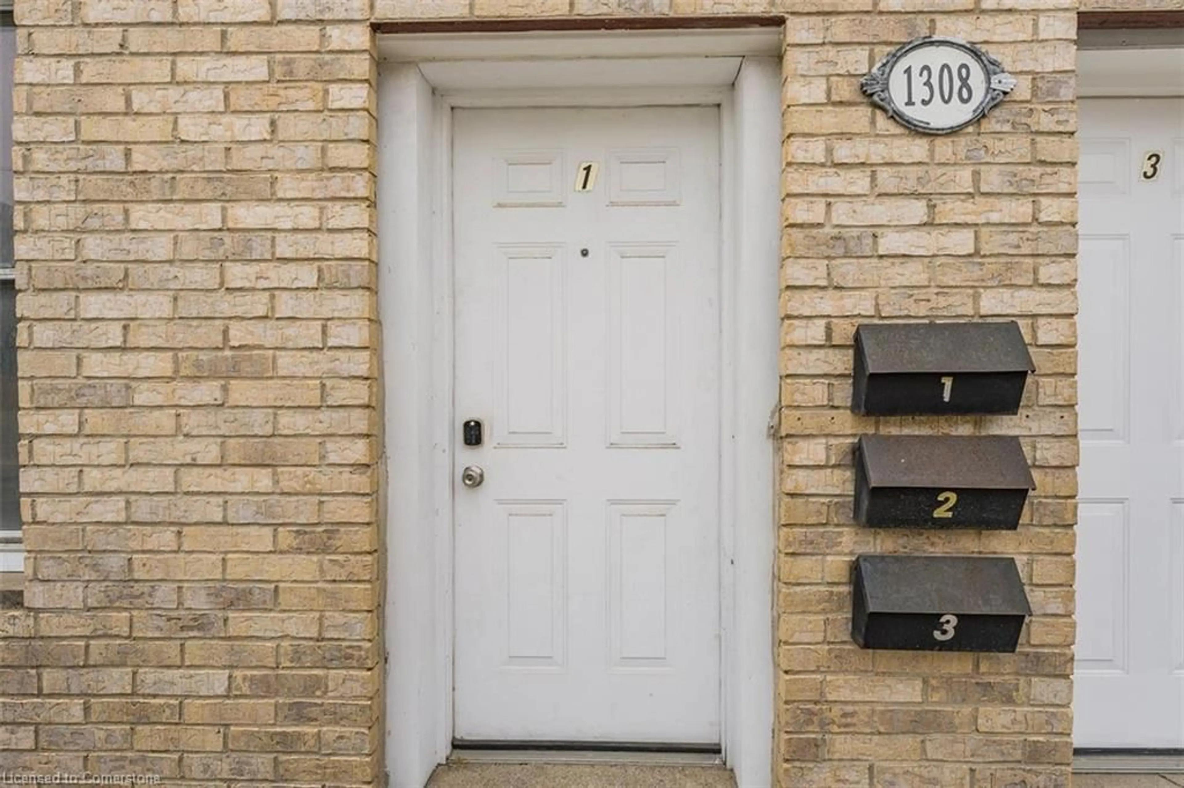 Indoor entryway for 1308 King St, Cambridge Ontario N3H 3R1