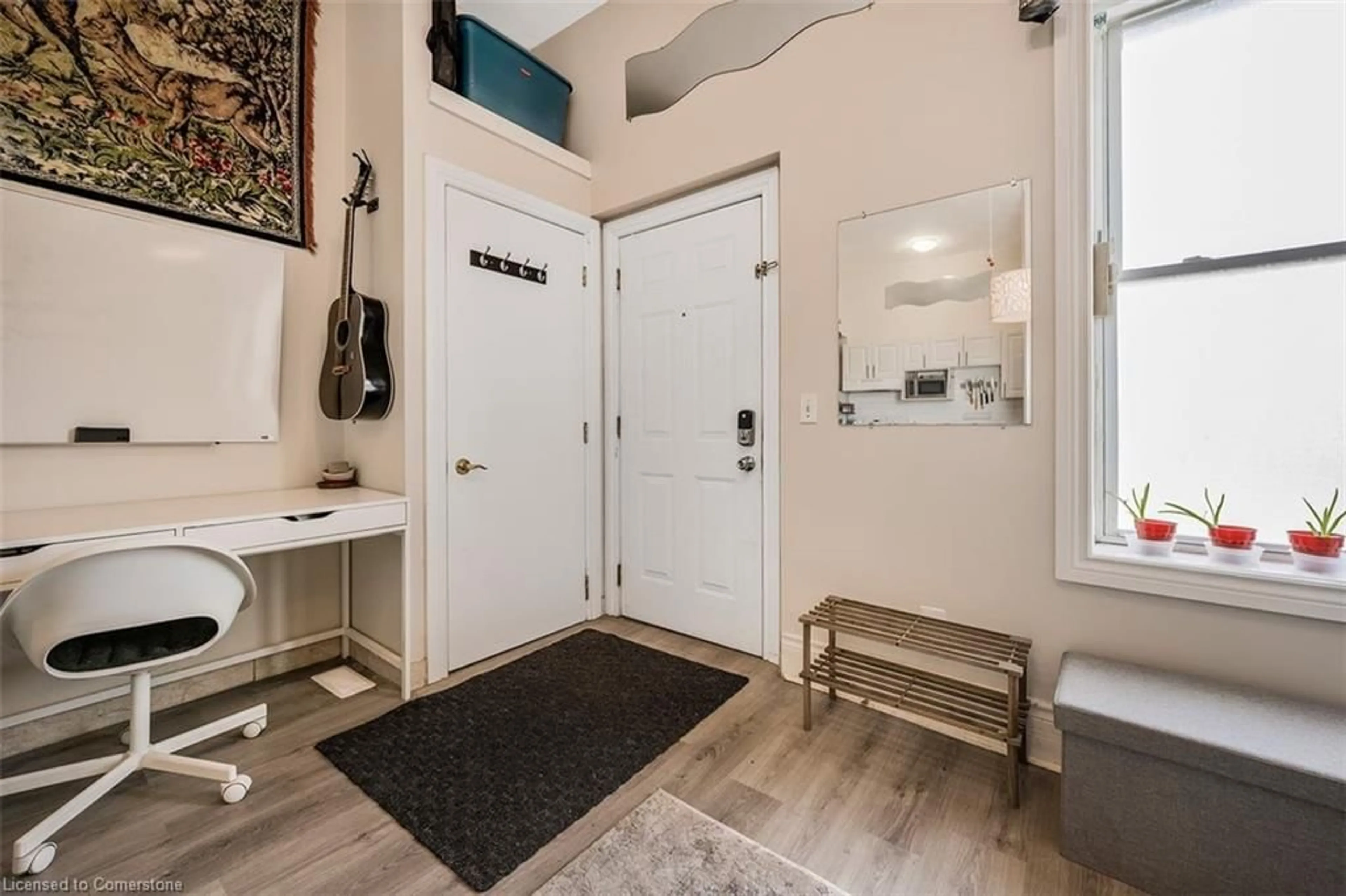 Indoor entryway for 1308 King St, Cambridge Ontario N3H 3R1