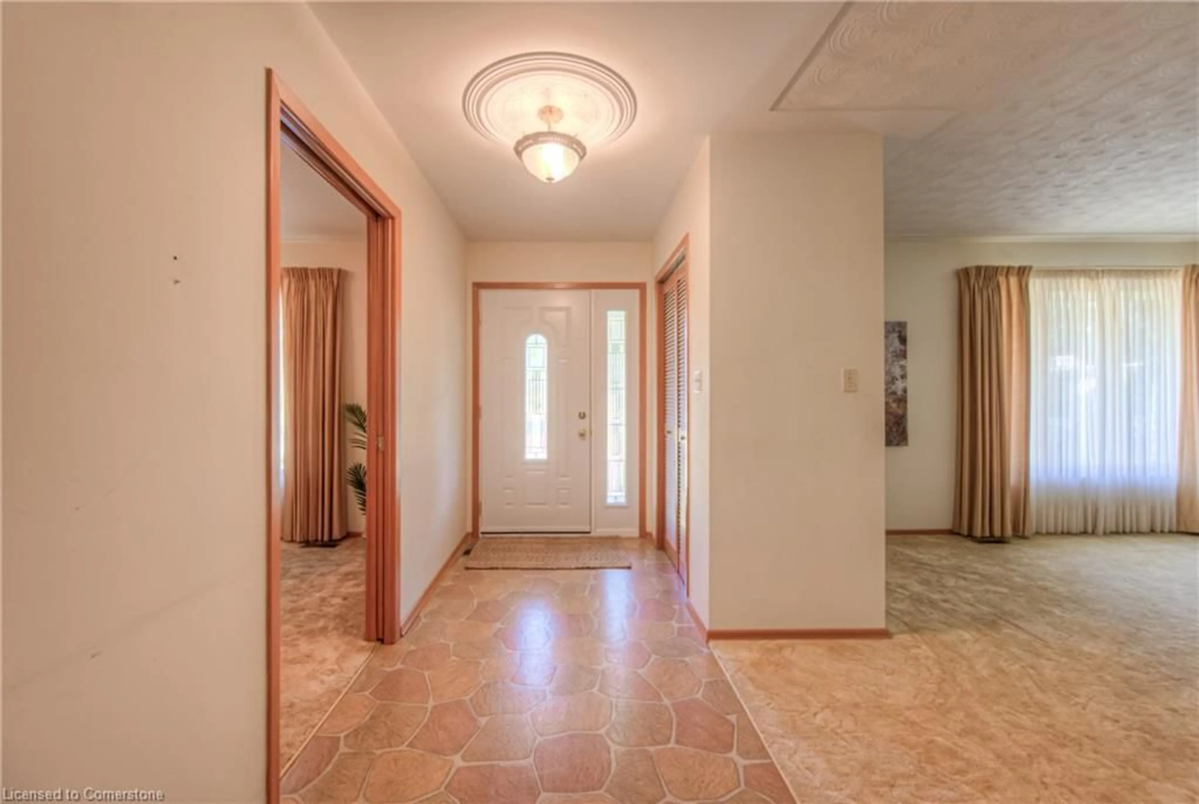 Indoor foyer for 1166 Waterloo St, New Hamburg Ontario N3A 1T3