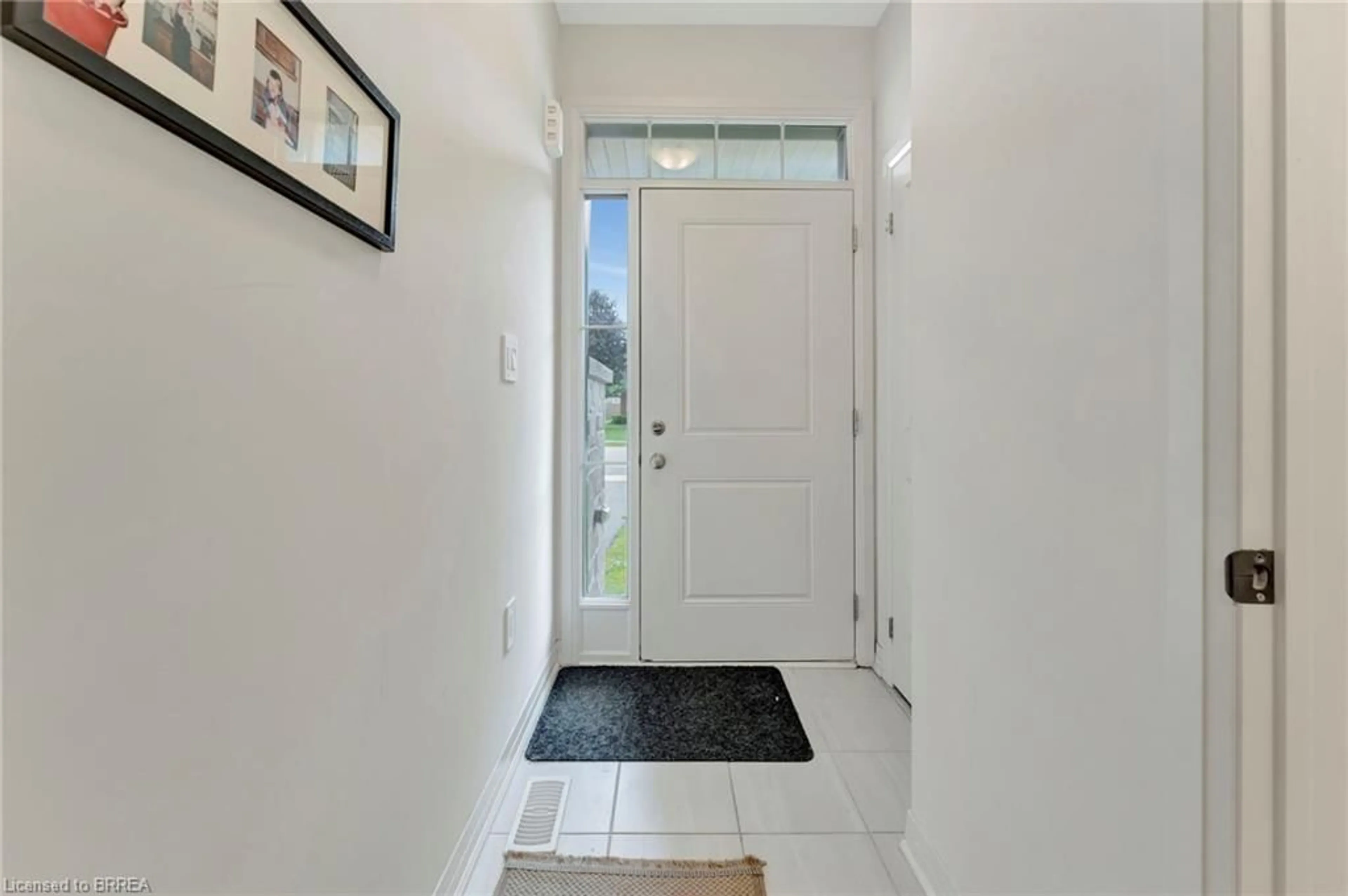 Indoor entryway for 152 Middleton St, Thamesford Ontario N0M 2M0