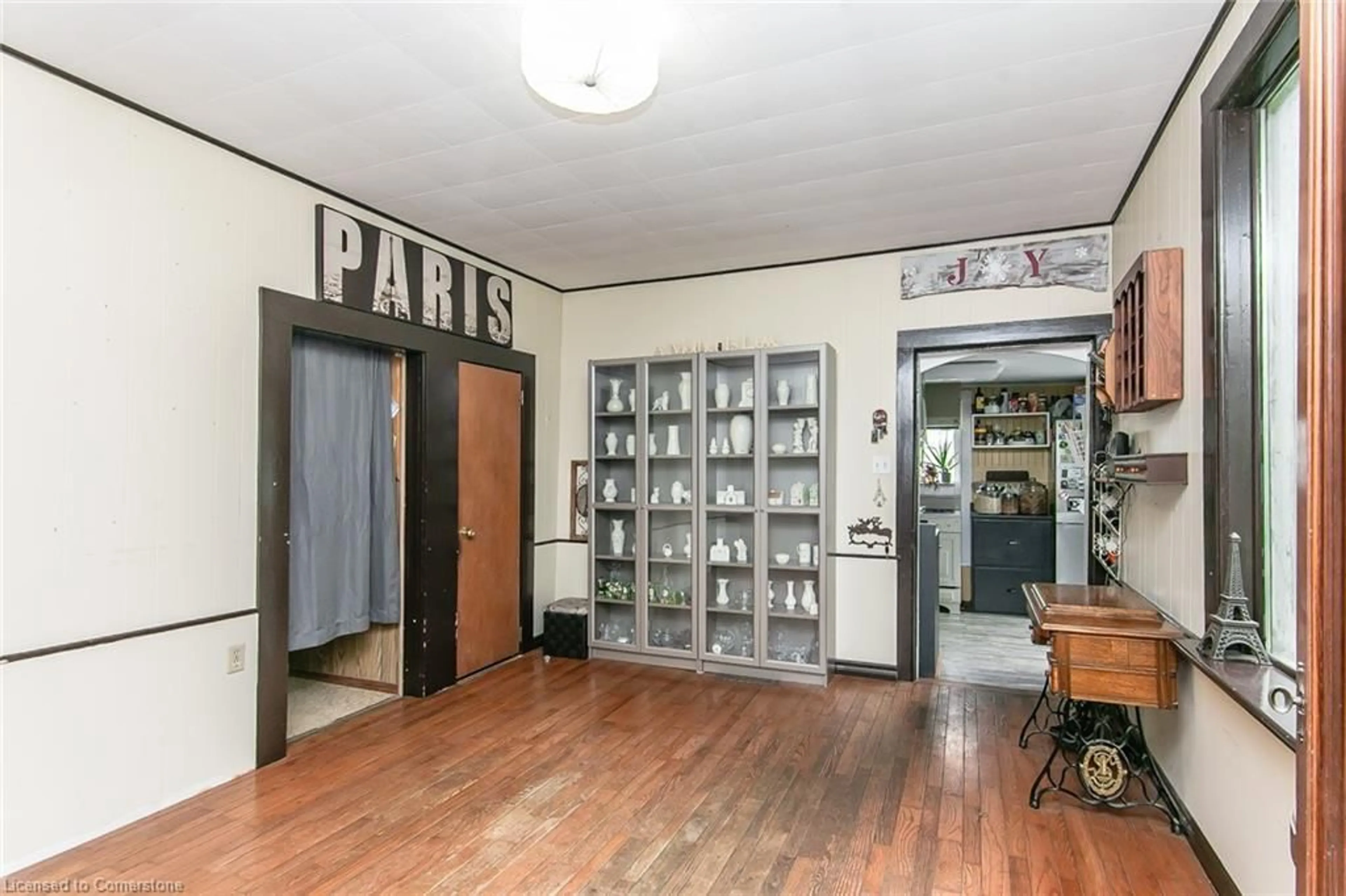 Indoor foyer for 1459 Bridge St, New Dundee Ontario N0B 2E0