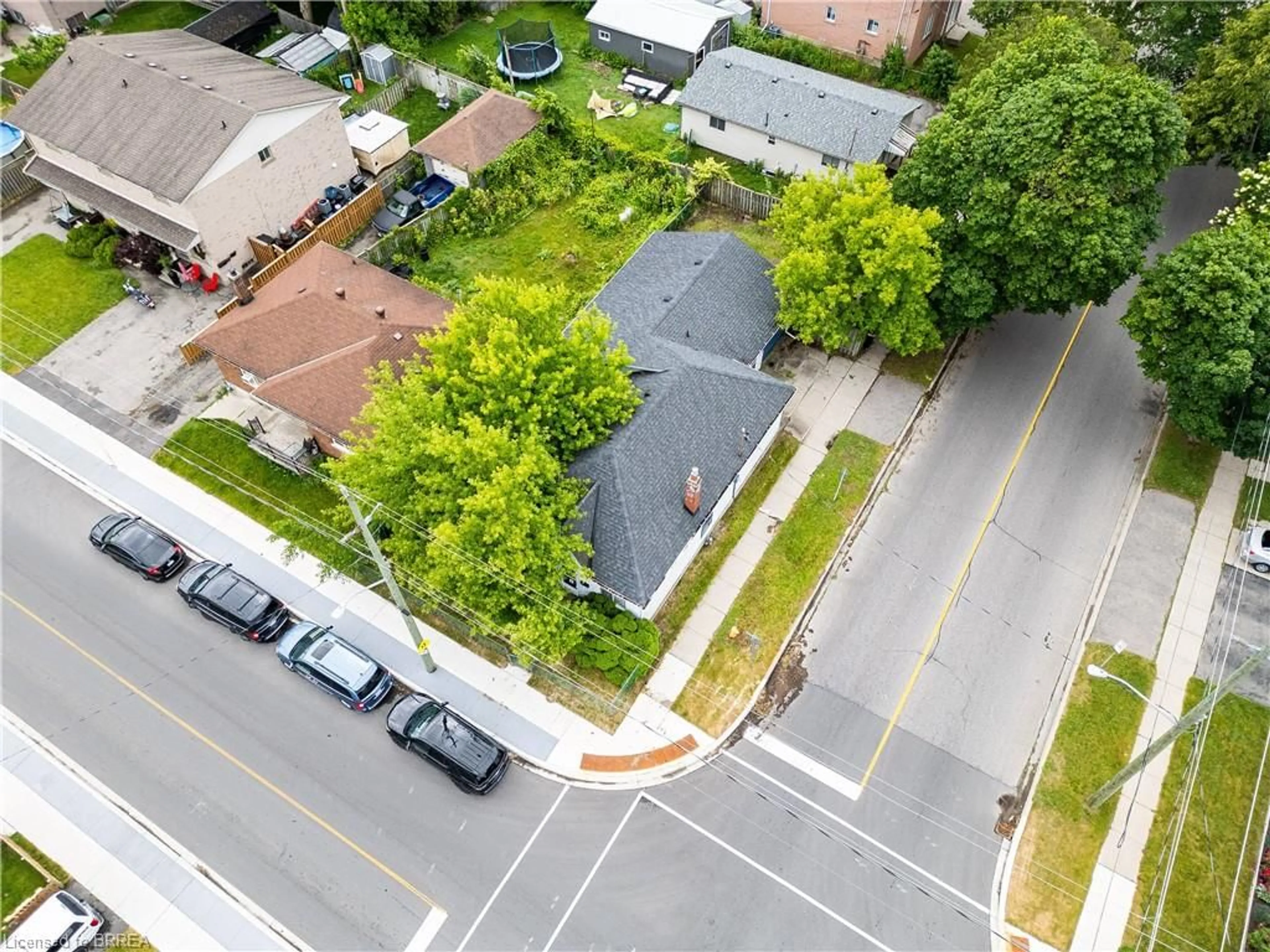 A pic from outside/outdoor area/front of a property/back of a property/a pic from drone, street for 284 Rawdon St, Brantford Ontario N3S 6G8