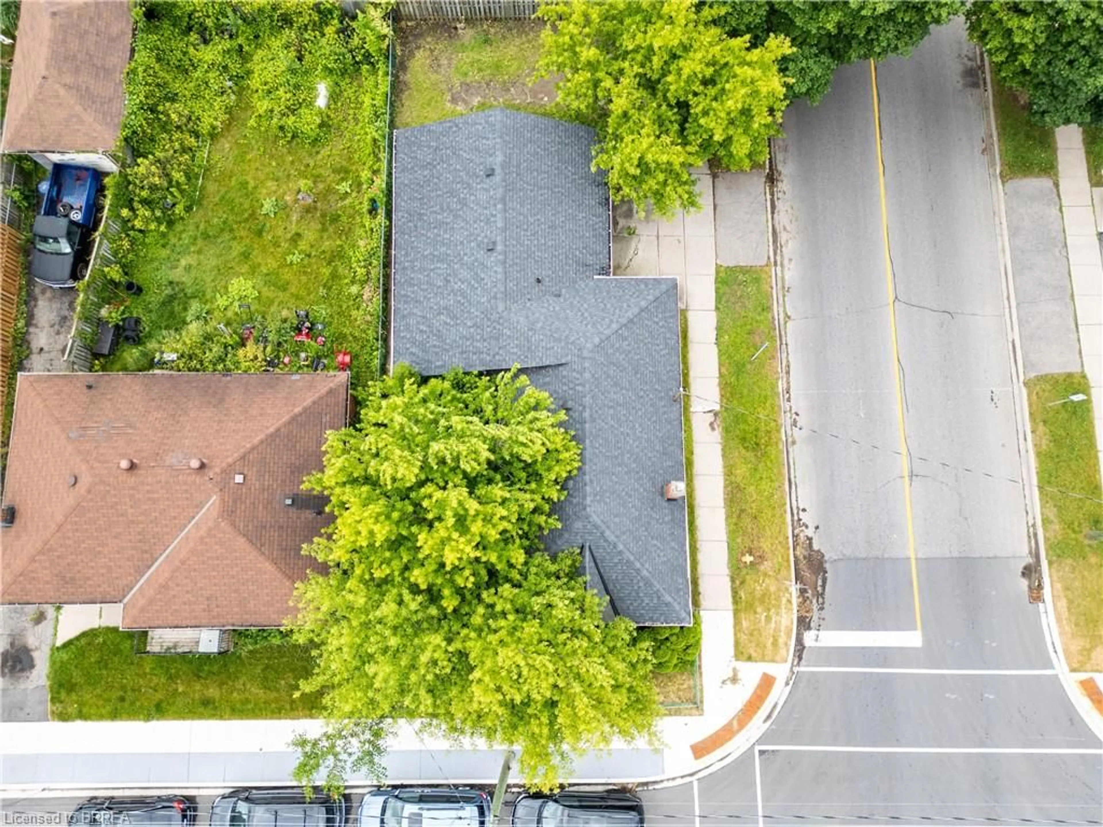 A pic from outside/outdoor area/front of a property/back of a property/a pic from drone, street for 284 Rawdon St, Brantford Ontario N3S 6G8