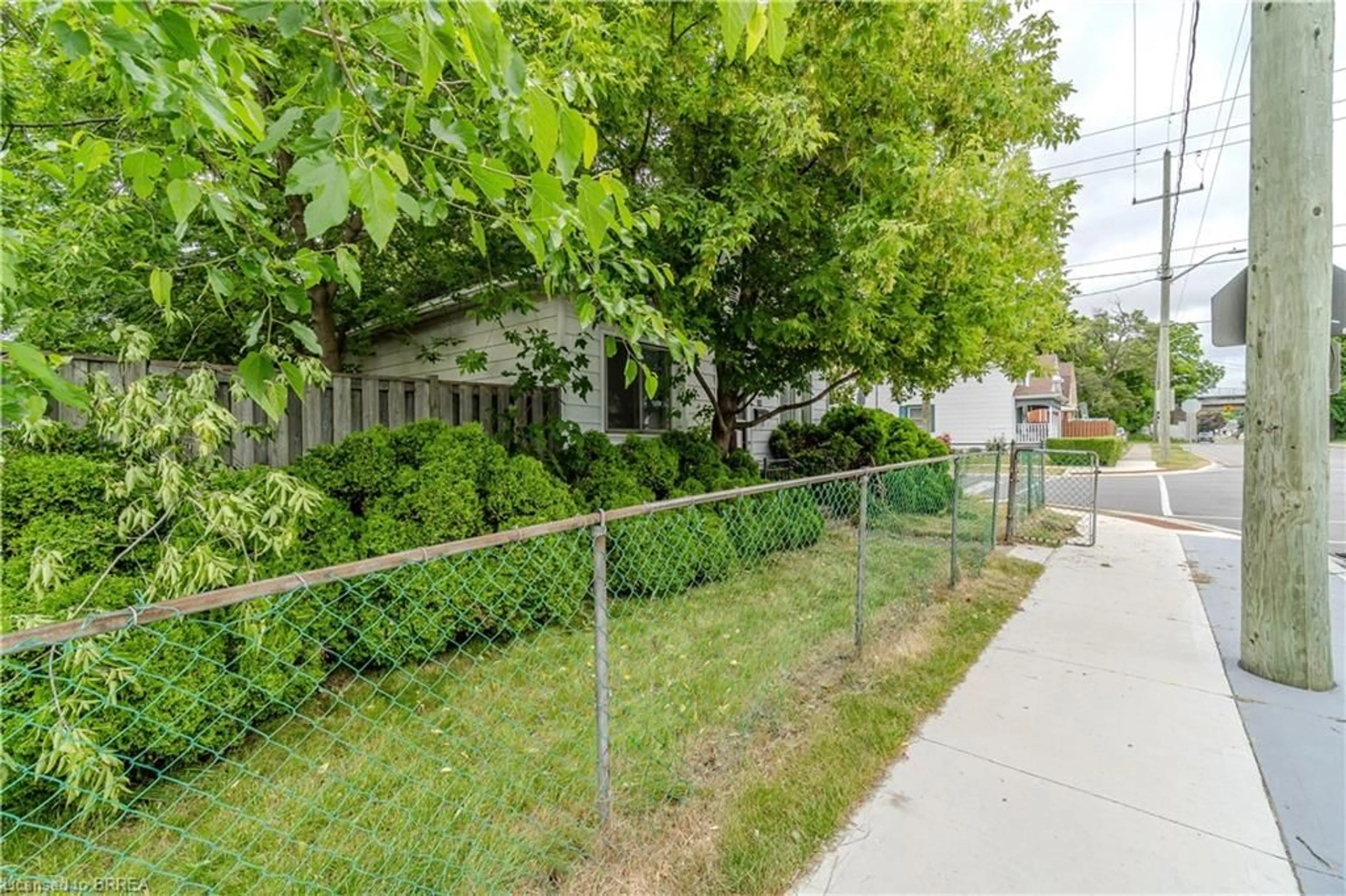 Patio, street for 284 Rawdon St, Brantford Ontario N3S 6G8