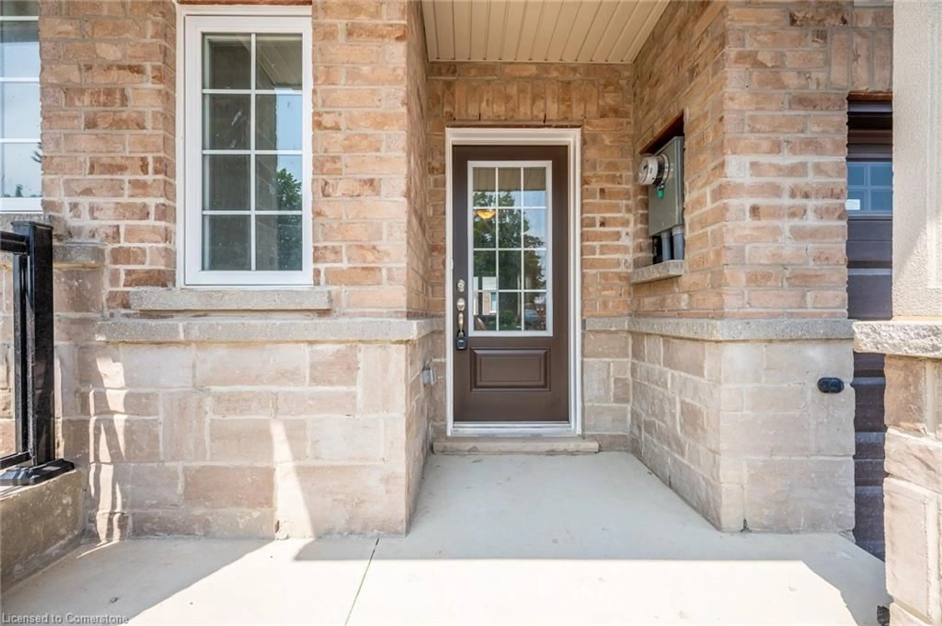 Indoor entryway for 18 Jellicoe Crt, Hamilton Ontario L2G 1M2