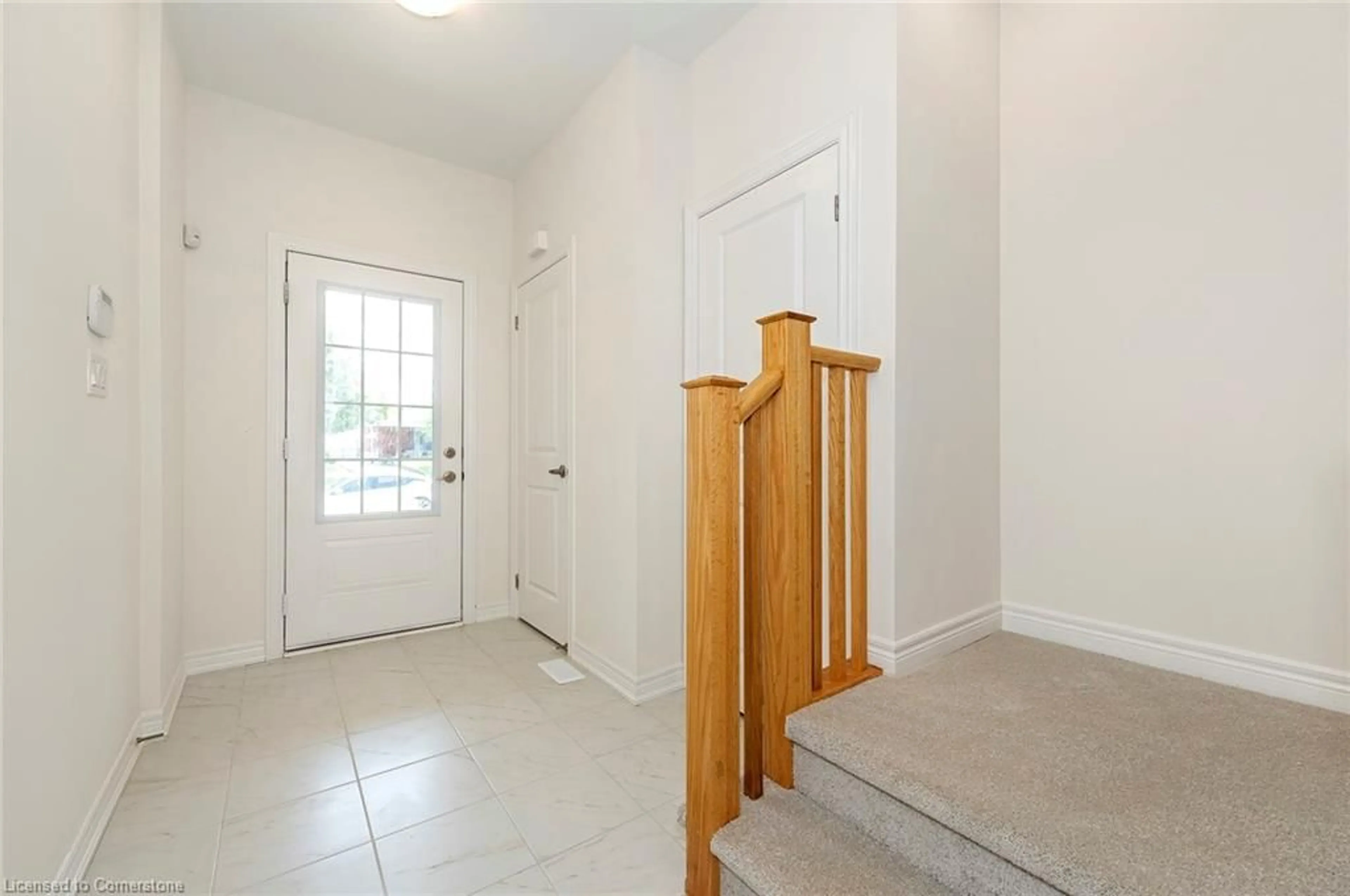 Indoor entryway for 18 Jellicoe Crt, Hamilton Ontario L2G 1M2
