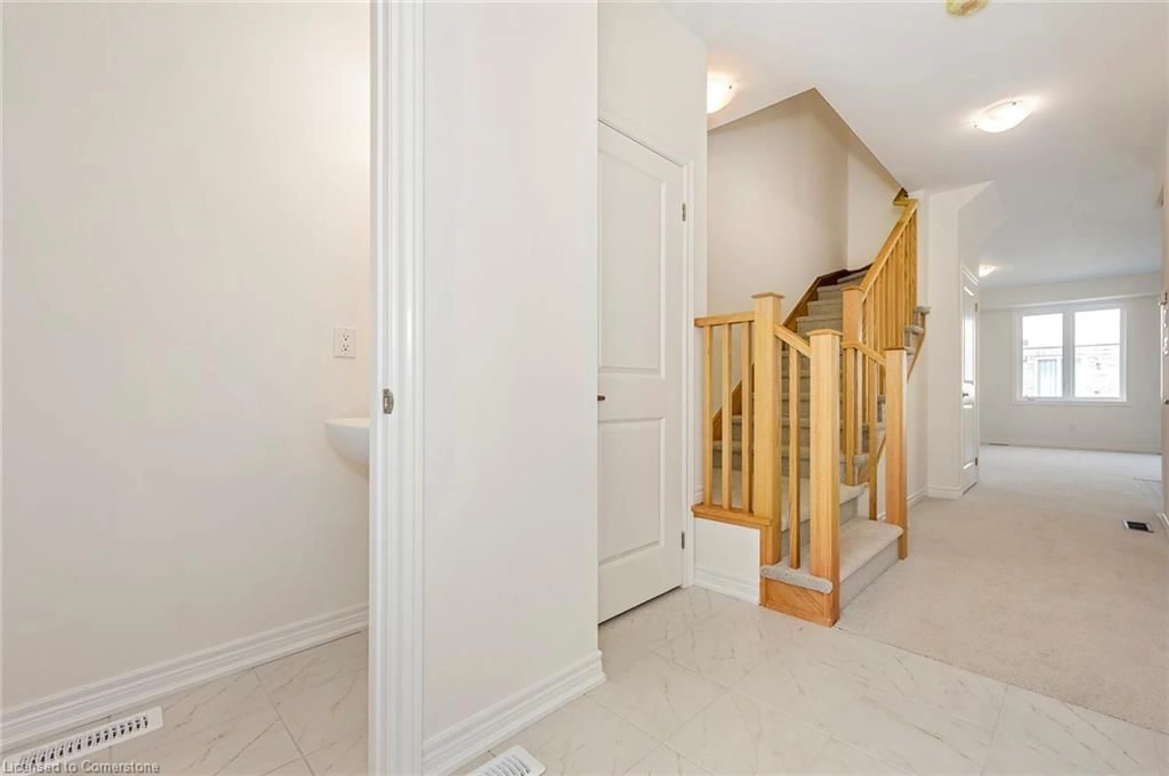 Indoor foyer for 18 Jellicoe Crt, Hamilton Ontario L2G 1M2