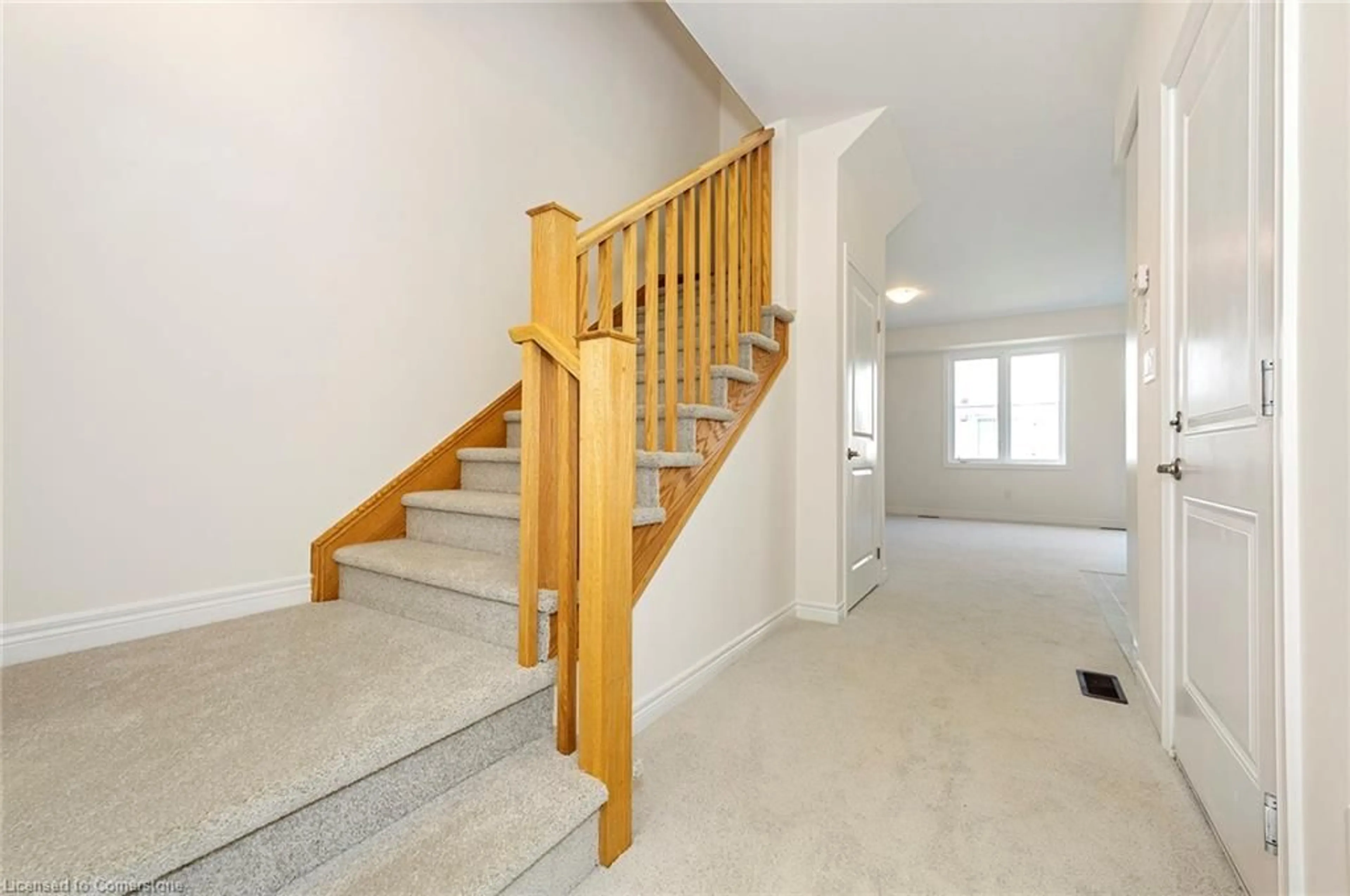 Stairs for 18 Jellicoe Crt, Hamilton Ontario L2G 1M2