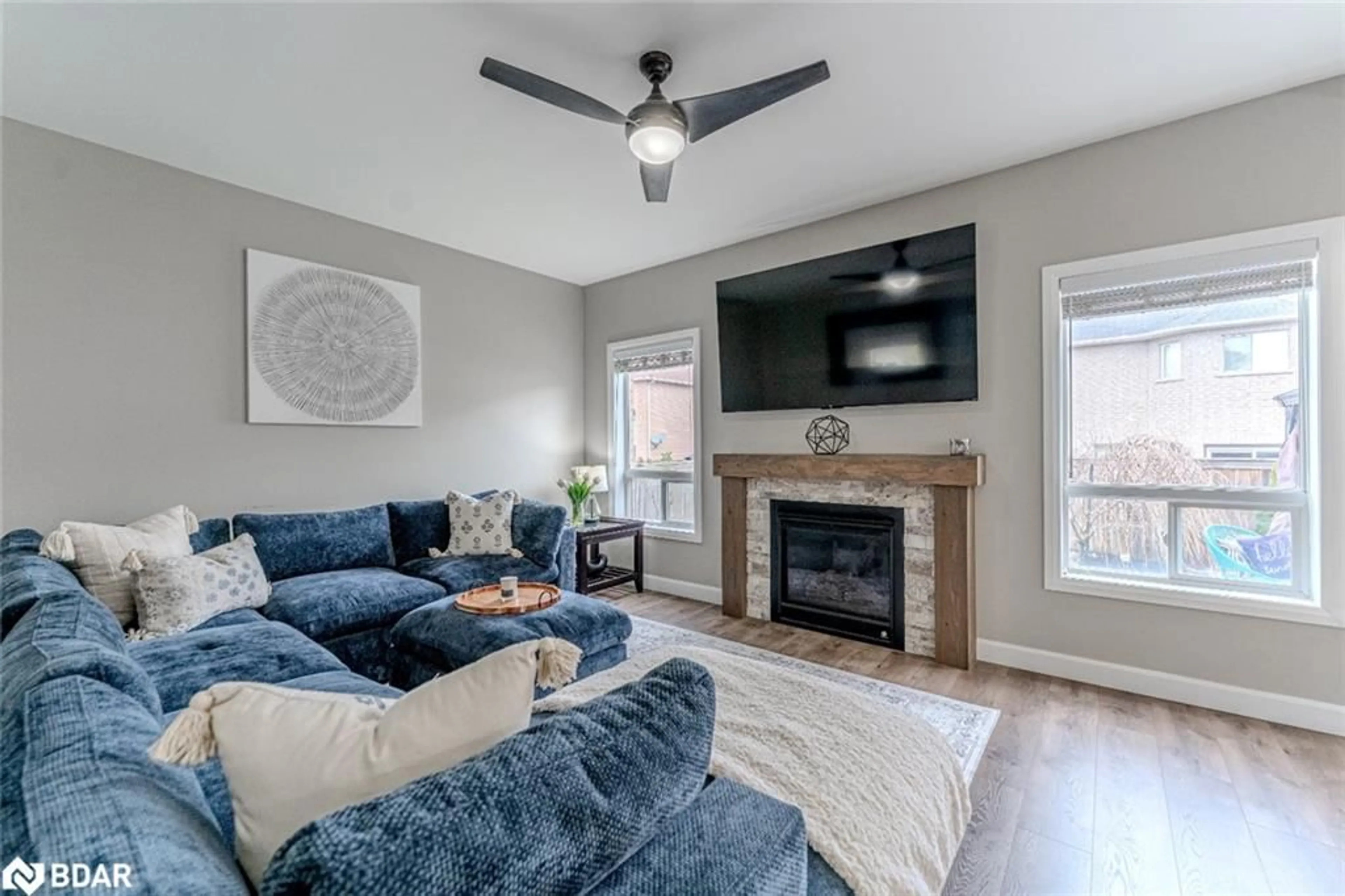 Living room with furniture, unknown for 44 Tudor Cres, Barrie Ontario L4M 0A8