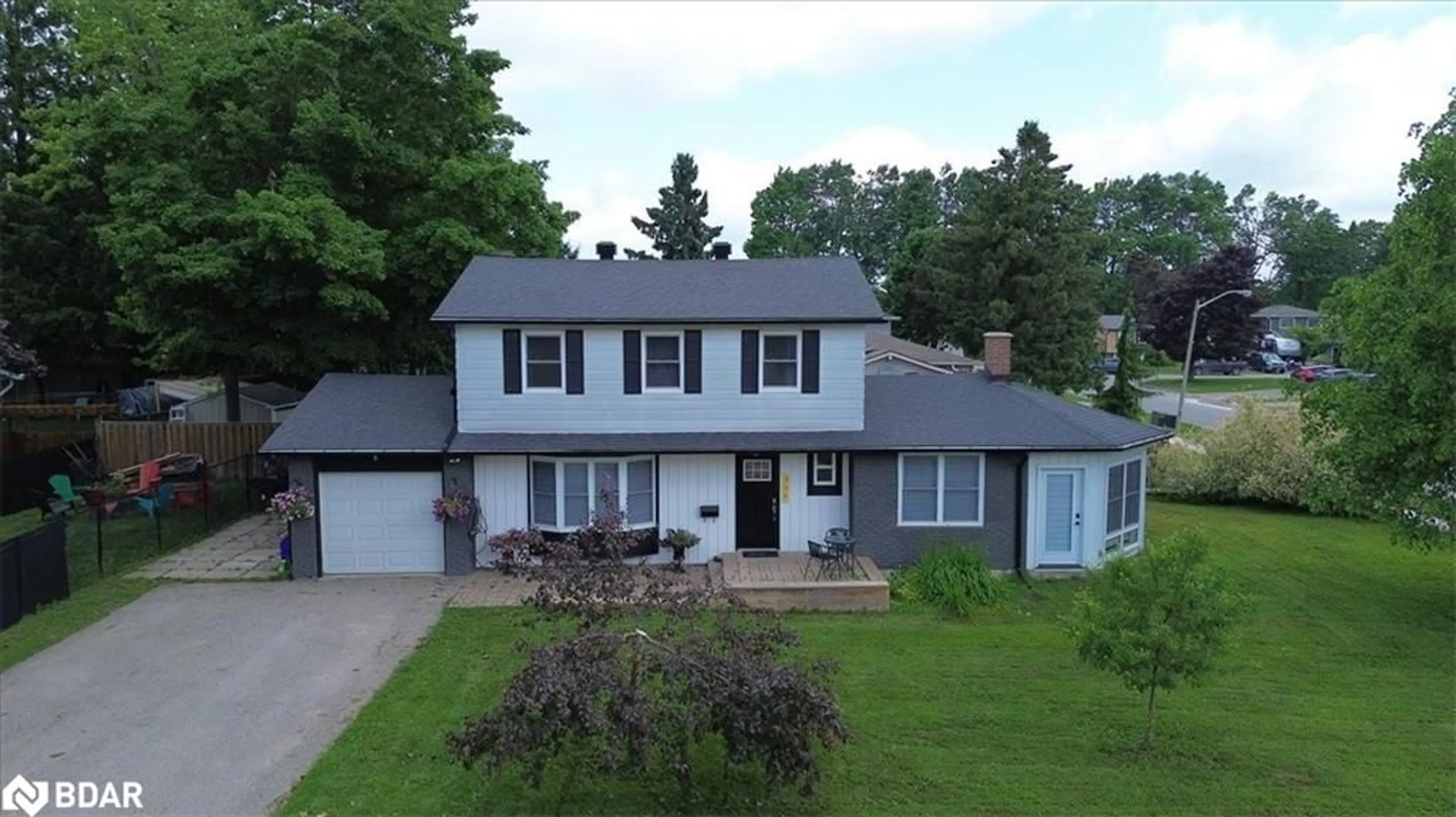 A pic from outside/outdoor area/front of a property/back of a property/a pic from drone, street for 336 Pineview Garden, Dufferin Ontario L9V 3A3