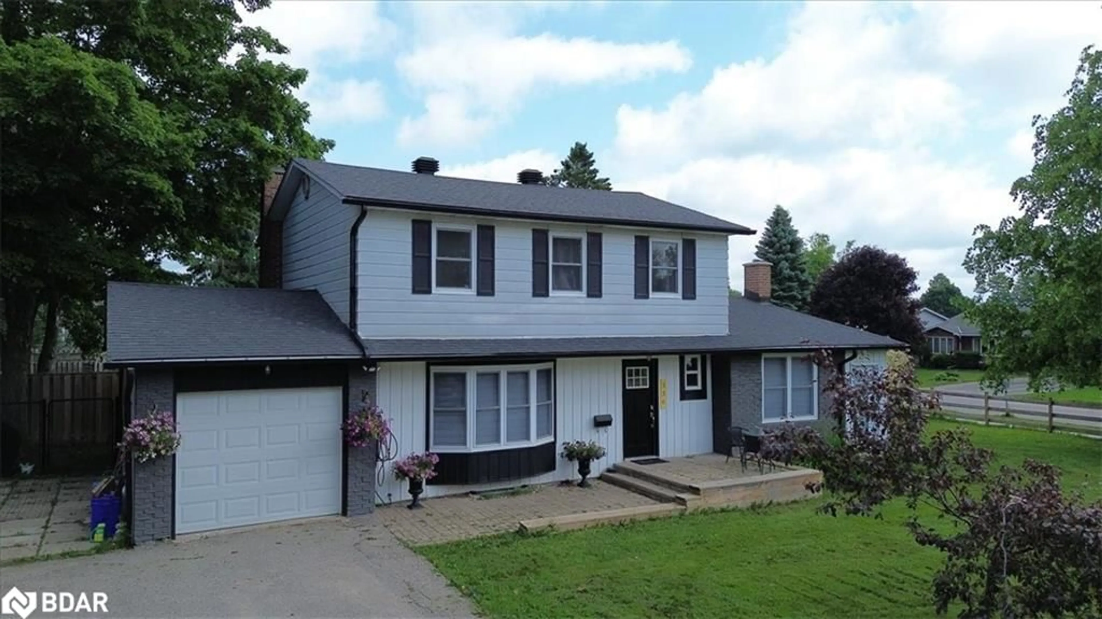 Home with vinyl exterior material, street for 336 Pineview Garden, Dufferin Ontario L9V 3A3