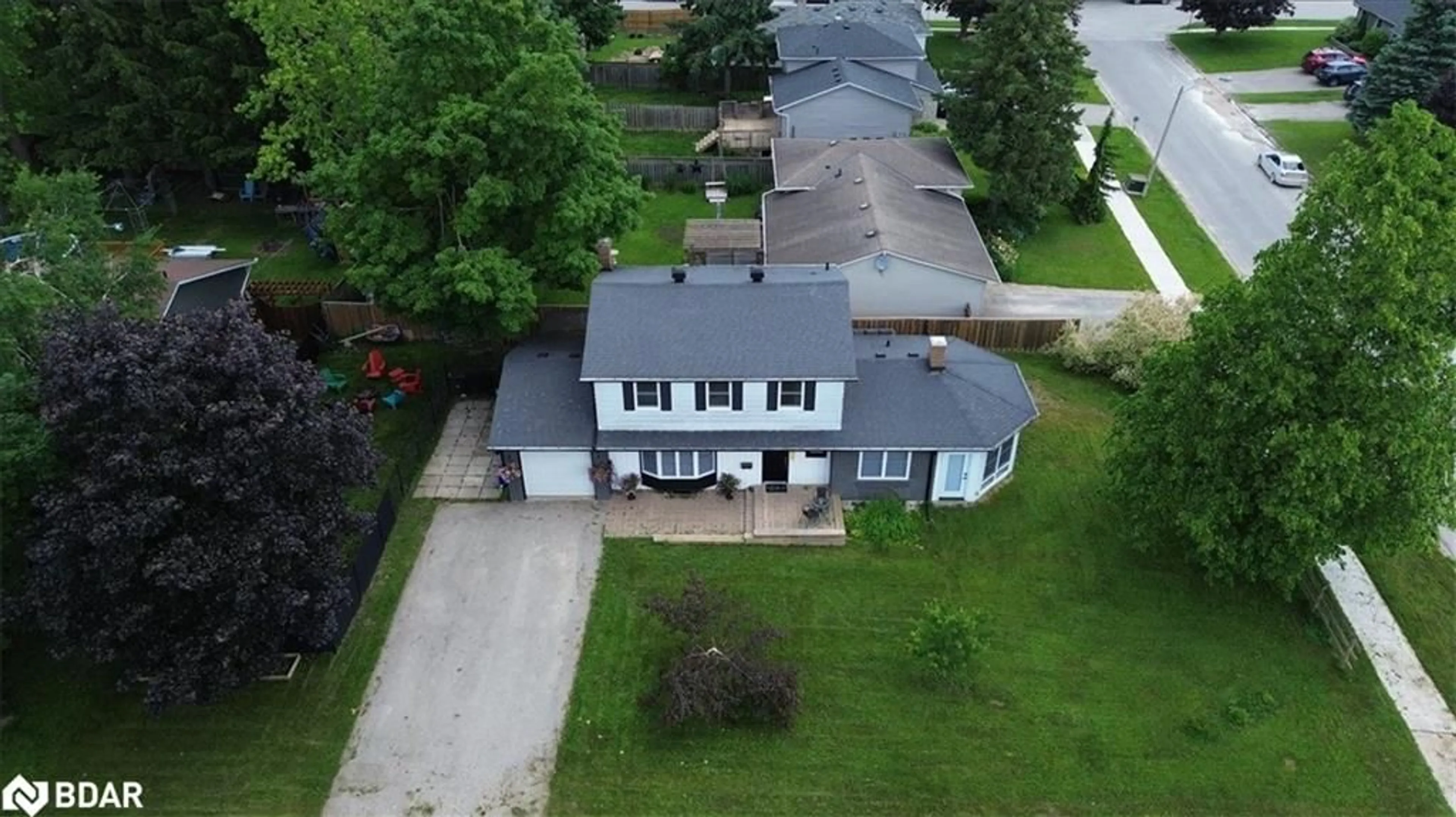 A pic from outside/outdoor area/front of a property/back of a property/a pic from drone, street for 336 Pineview Garden, Dufferin Ontario L9V 3A3
