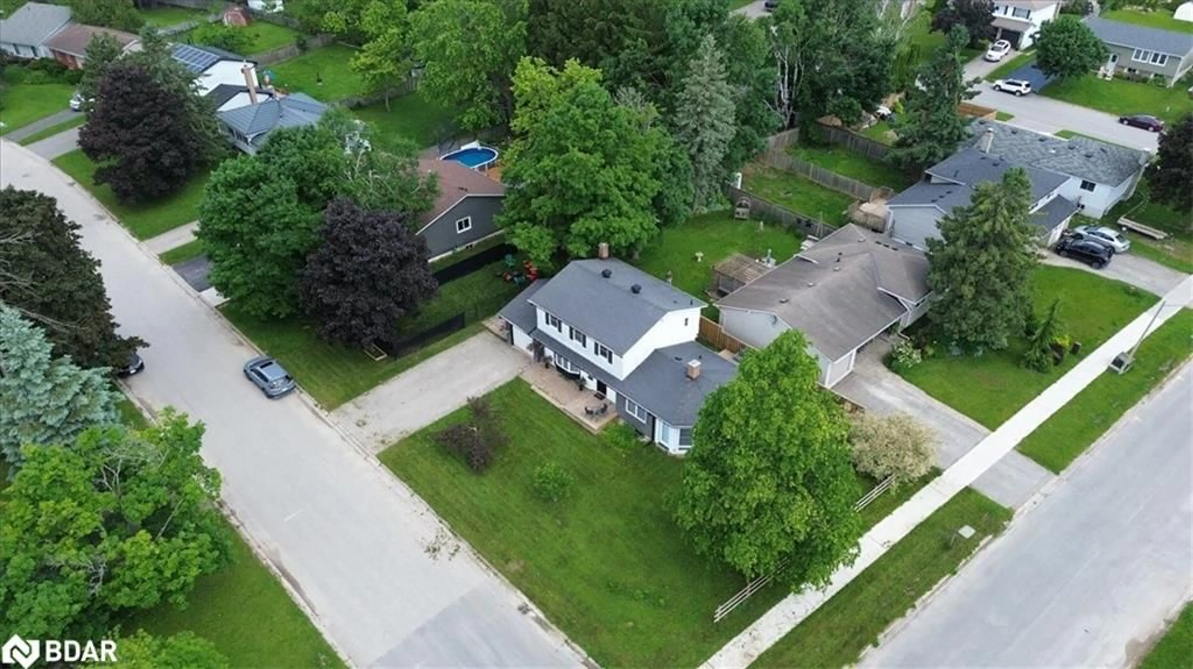 A pic from outside/outdoor area/front of a property/back of a property/a pic from drone, street for 336 Pineview Garden, Dufferin Ontario L9V 3A3