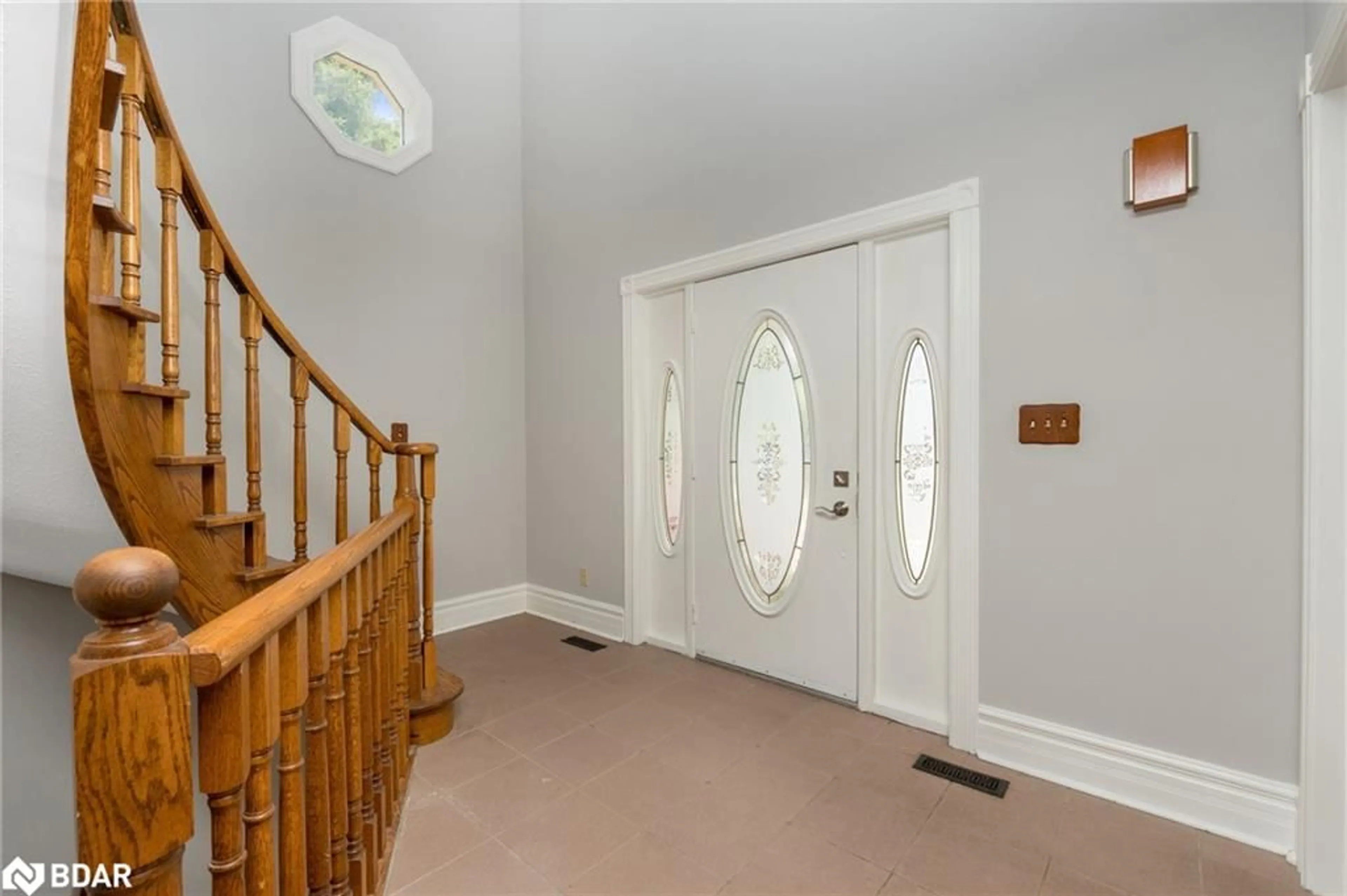 Indoor foyer for 15637 Mclaughlin Rd, Inglewood Ontario L7C 1L9