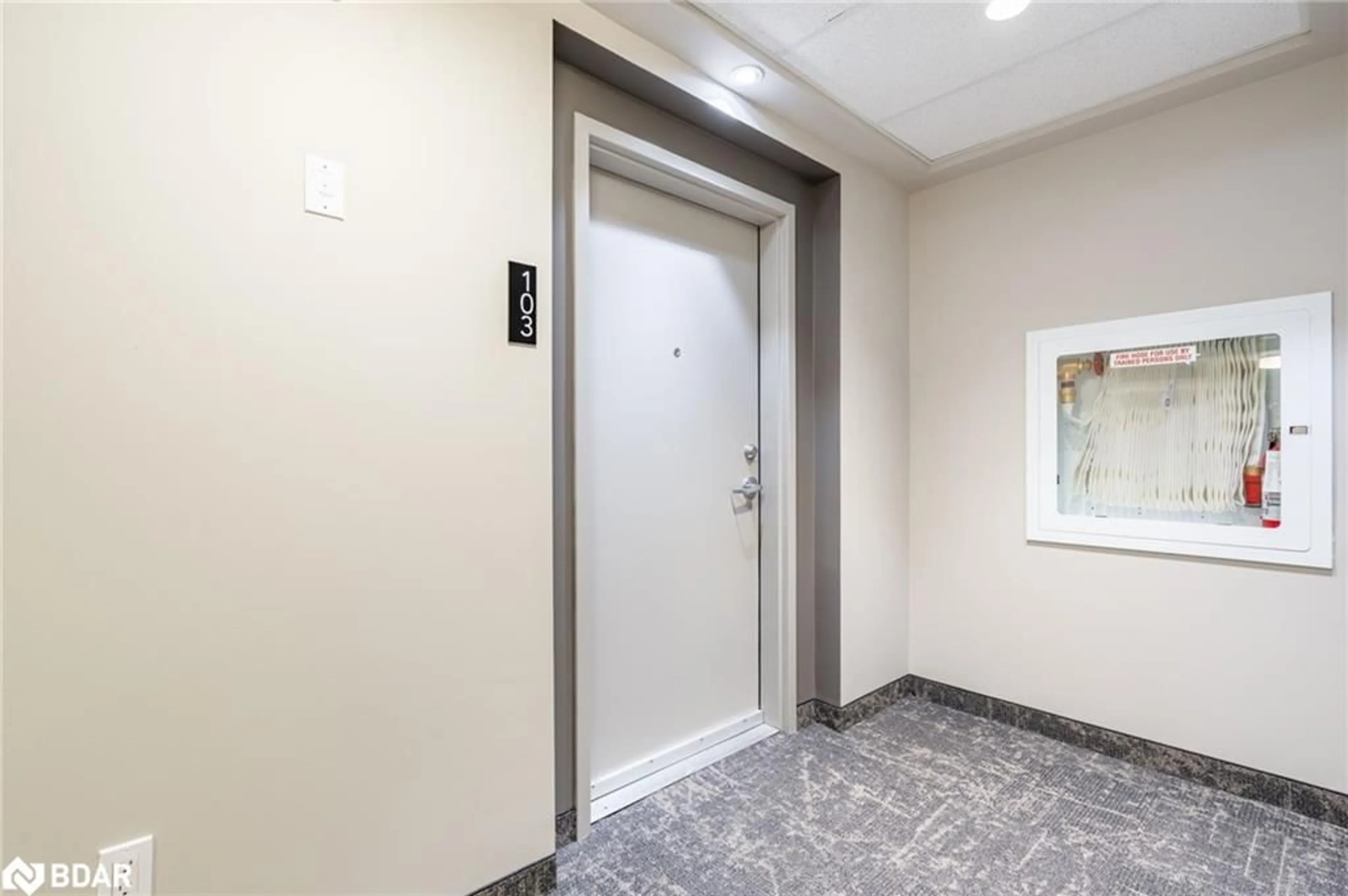 Indoor foyer for 120 Summersides Boulevard #103, Fonthill Ontario L0S 1E1