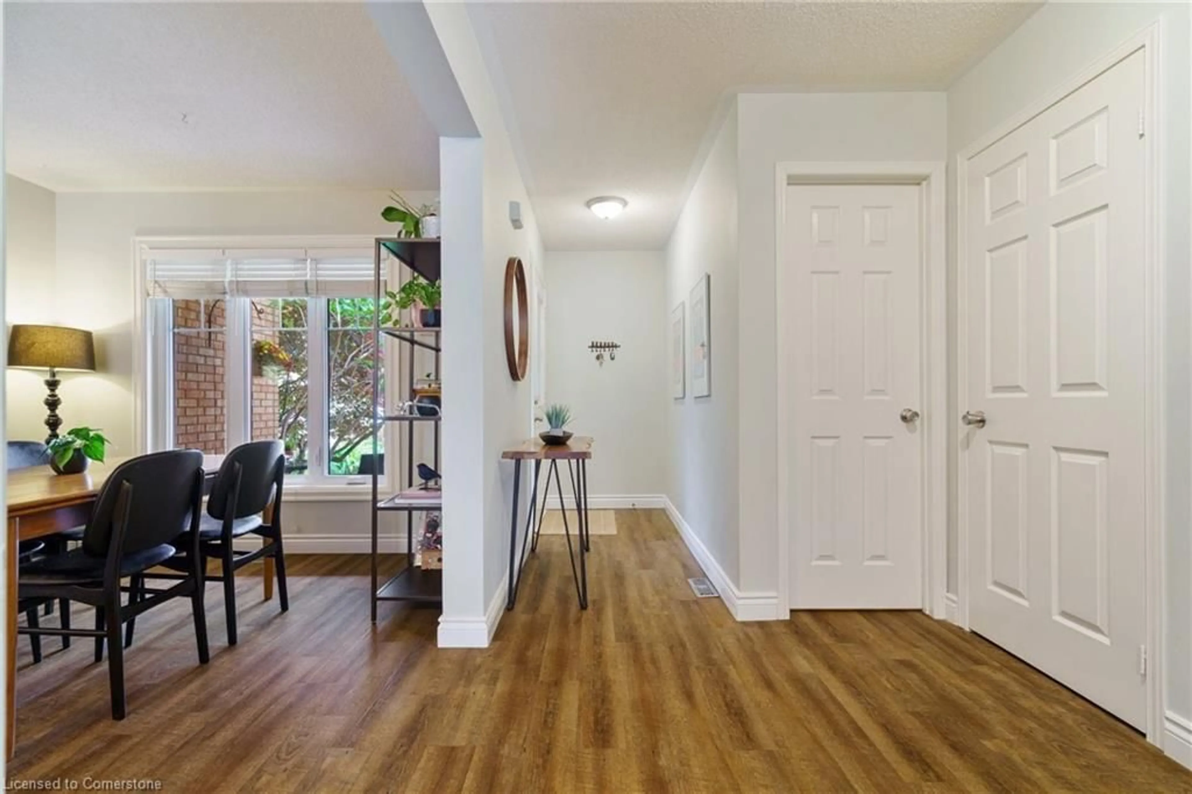 Indoor entryway for 637 Amelia Cres, Burlington Ontario L7L 6E6