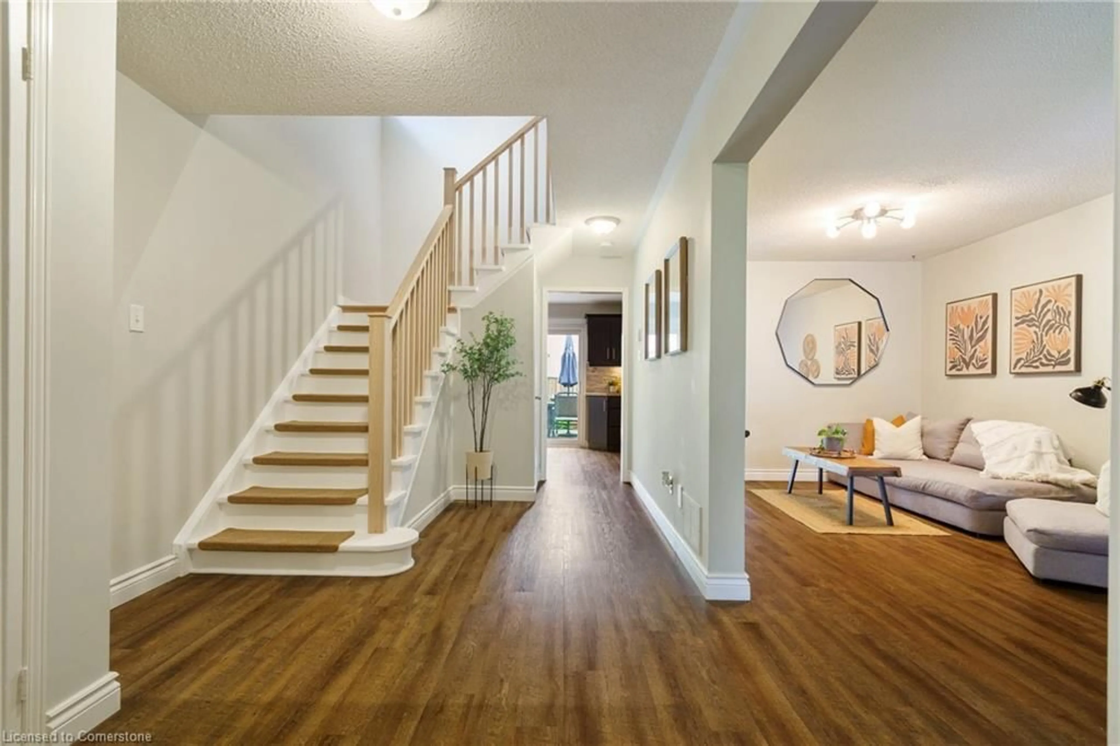 Indoor entryway for 637 Amelia Cres, Burlington Ontario L7L 6E6