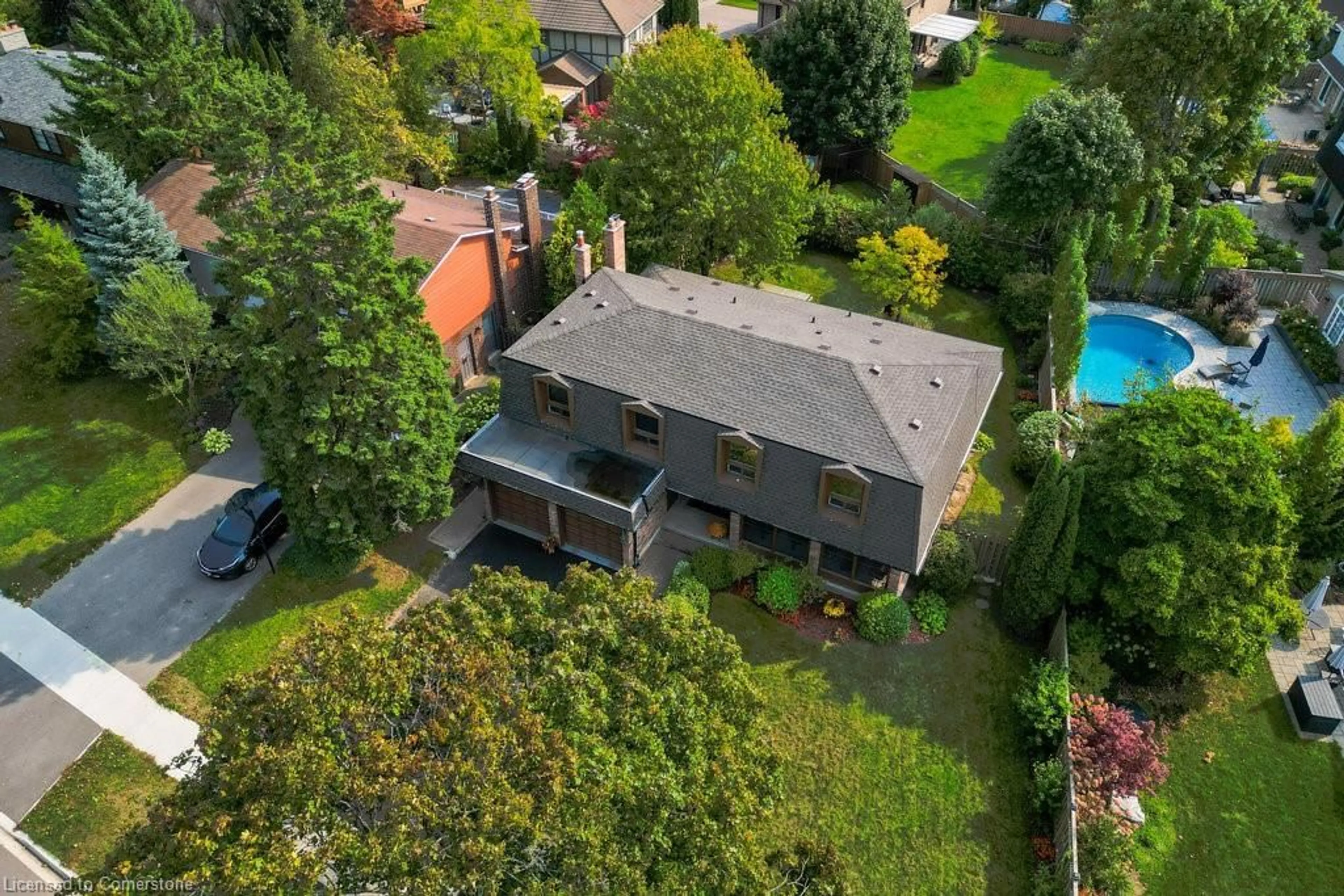 A pic from outside/outdoor area/front of a property/back of a property/a pic from drone, street for 1432 Bridgestone Lane, Mississauga Ontario L5J 4E2