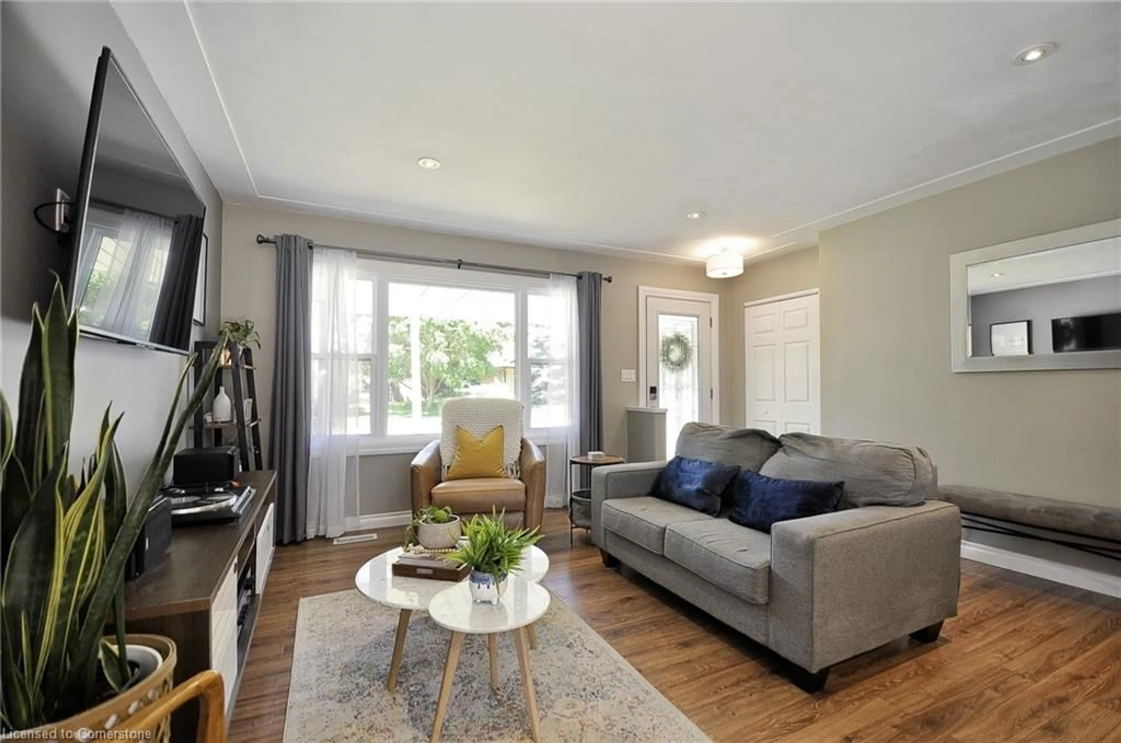 Living room with furniture, wood/laminate floor for 263 Kitchener Rd, Cambridge Ontario N3H 1A7