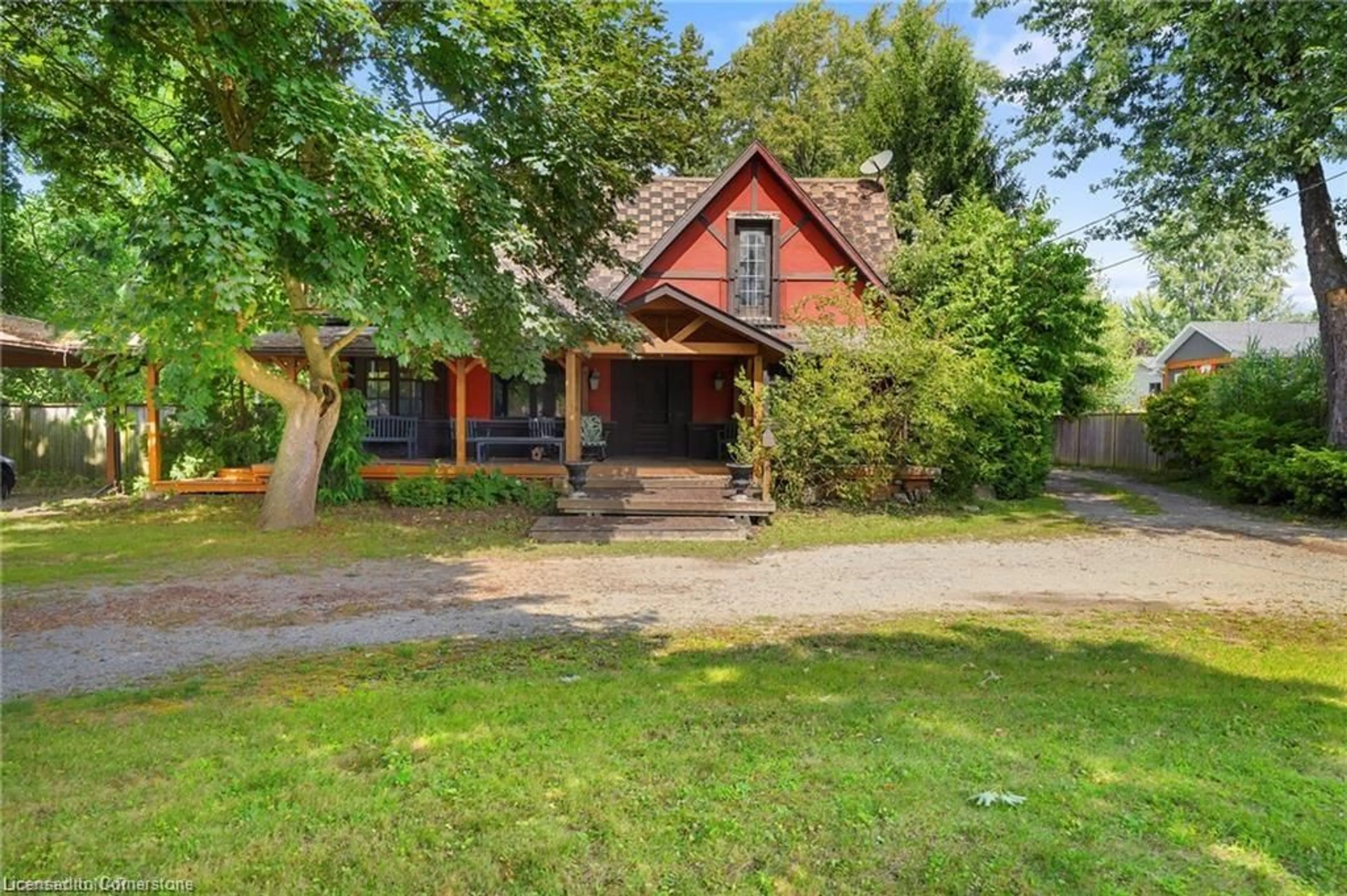 A pic from outside/outdoor area/front of a property/back of a property/a pic from drone, street for 164 Thorold Rd, Welland Ontario L3C 3V6