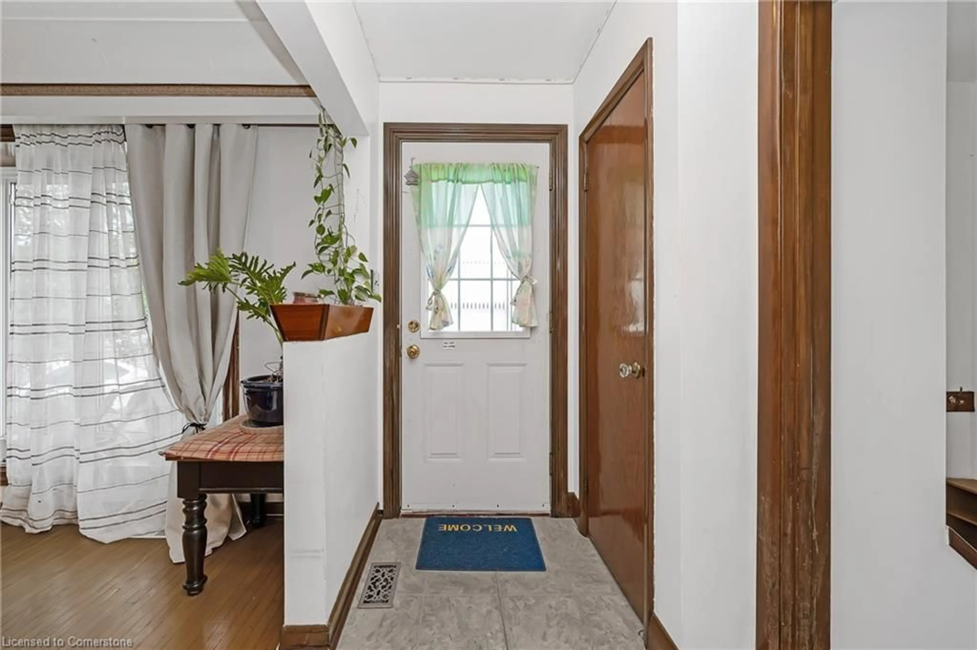 Indoor entryway for 676 Upper Wentworth St, Hamilton Ontario L9A 4V5