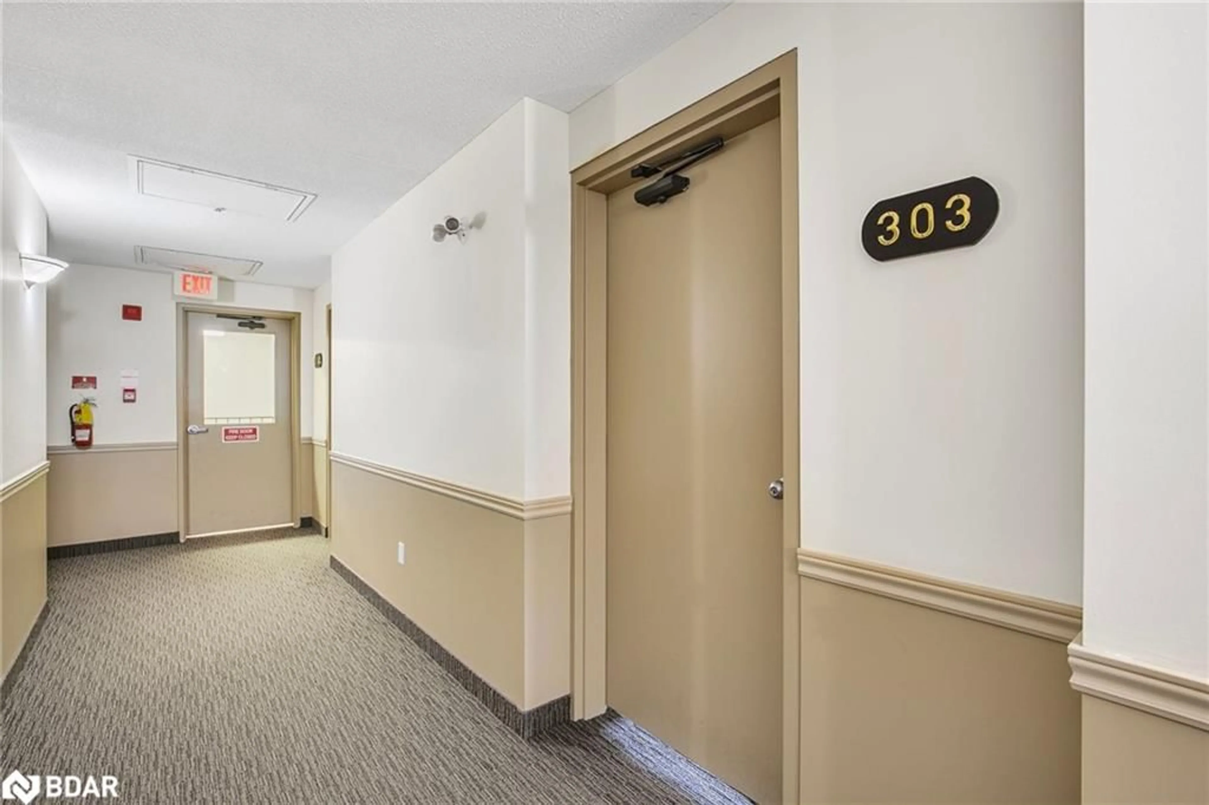 Indoor foyer for 107 Bond St #303, Orillia Ontario L3V 1J7