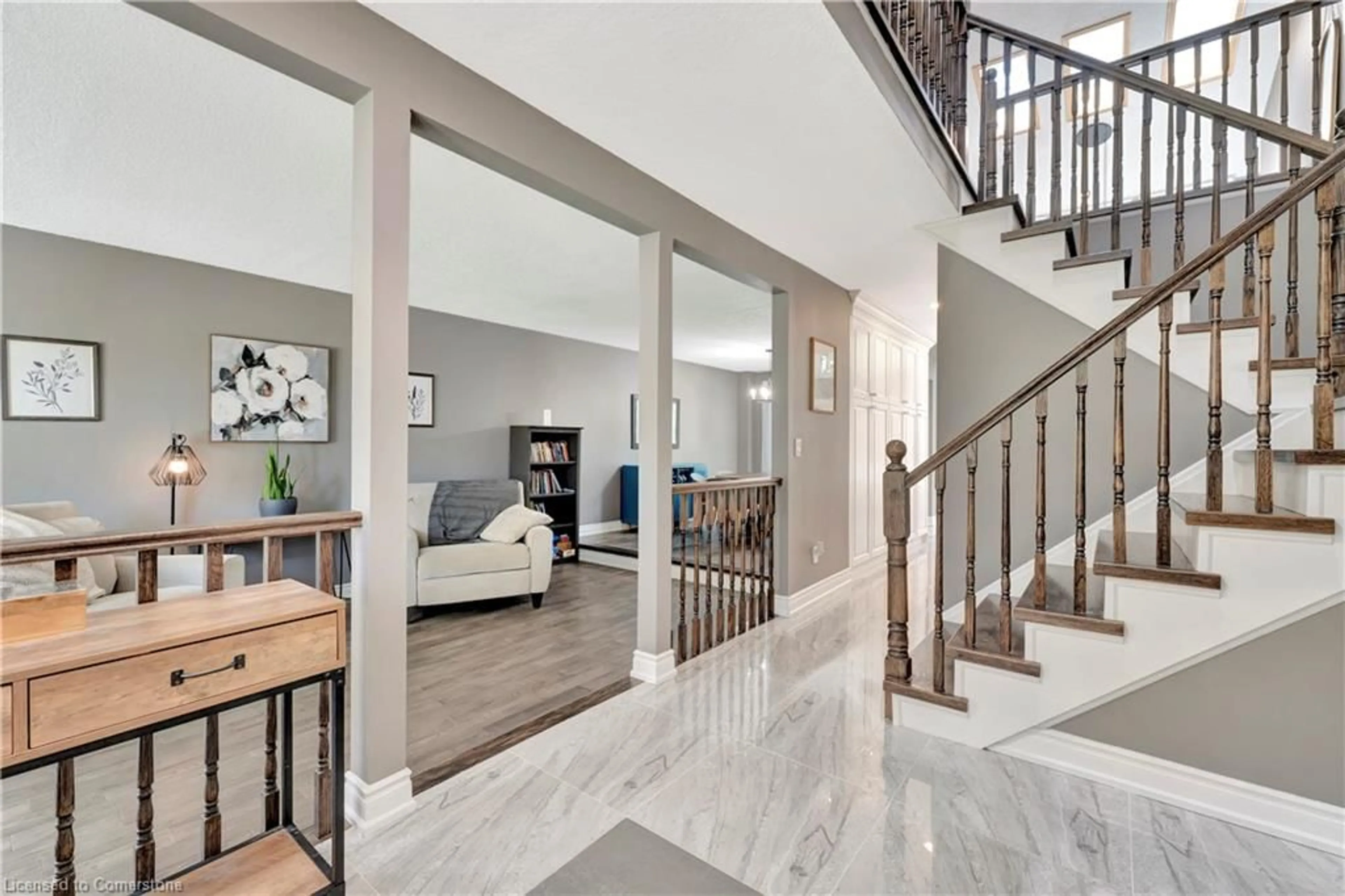 Indoor entryway for 305 Wiltshire Pl, Waterloo Ontario N2T 1R3