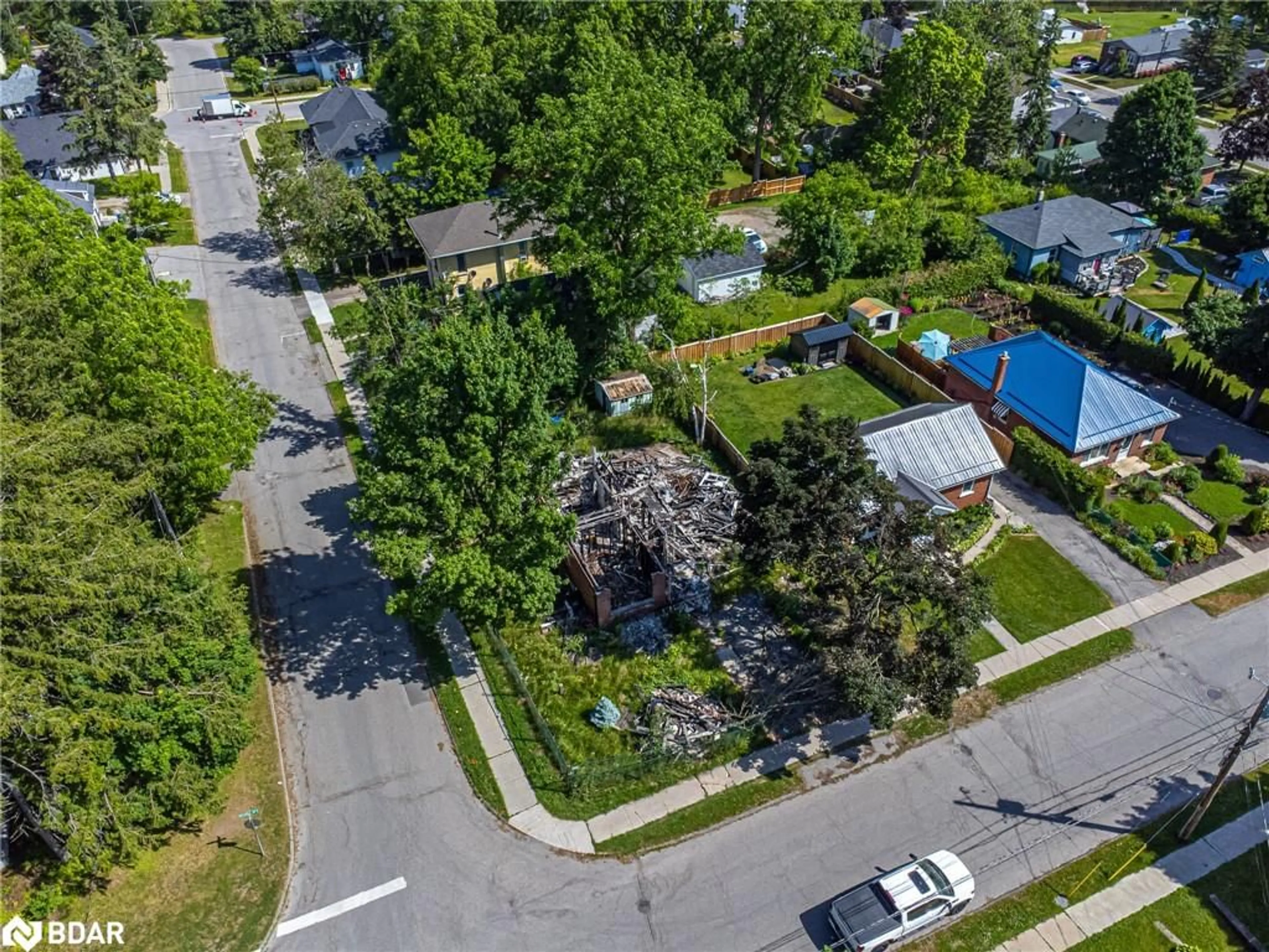 A pic from outside/outdoor area/front of a property/back of a property/a pic from drone, street for 50 Russell St, Lindsay Ontario K9V 2A6