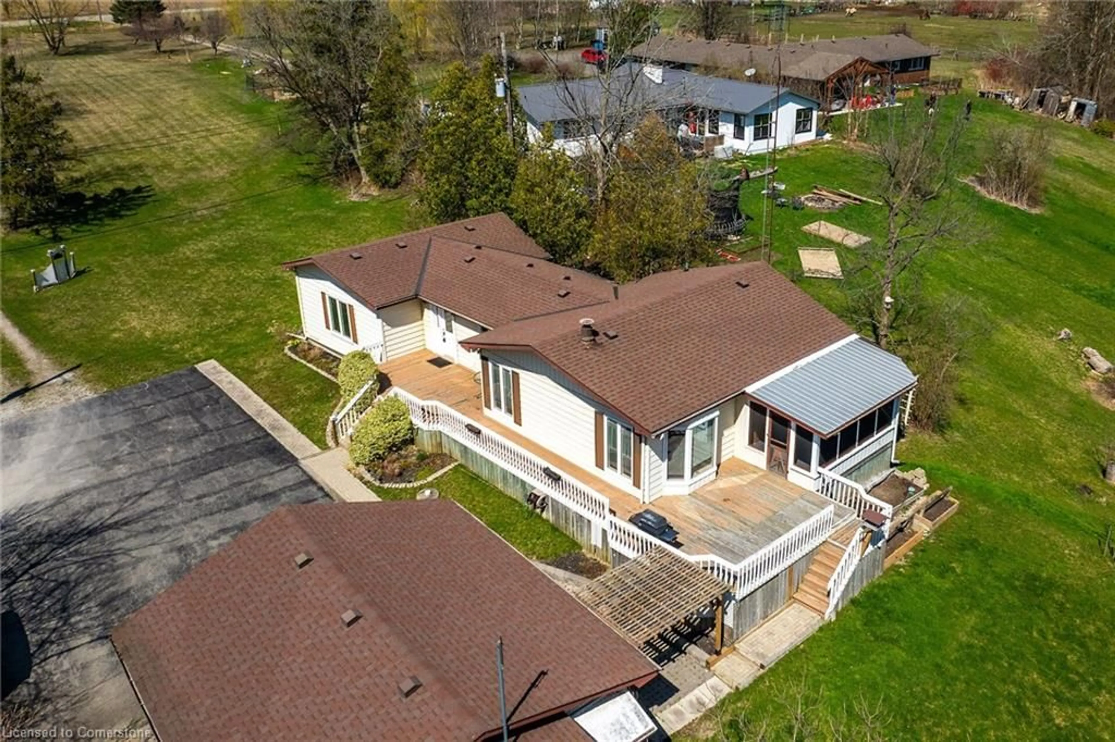 A pic from outside/outdoor area/front of a property/back of a property/a pic from drone, unknown for 657 Haldimand Road 17, Dunnville Ontario N1A 2W4