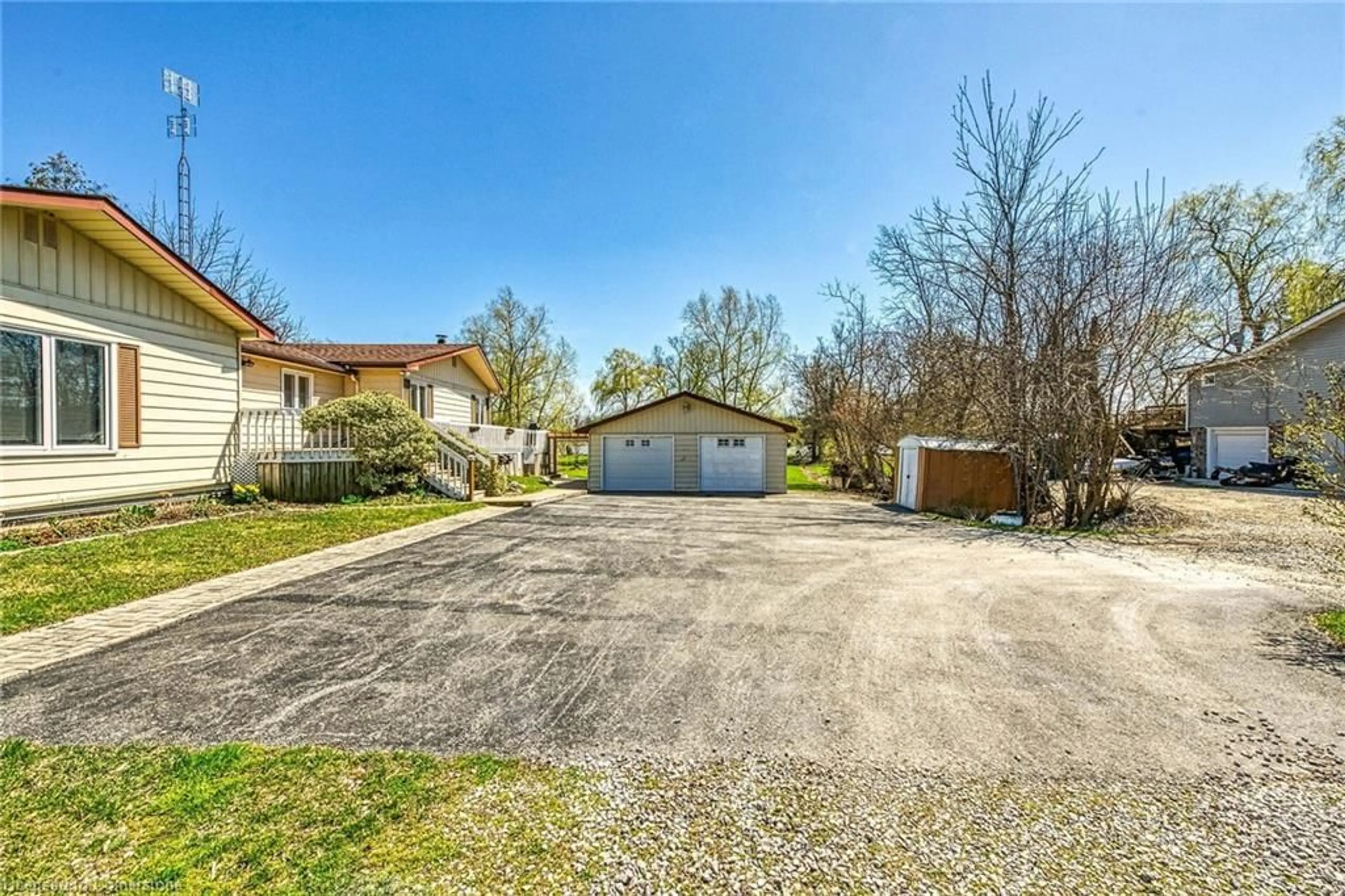 A pic from outside/outdoor area/front of a property/back of a property/a pic from drone, street for 657 Haldimand Road 17, Dunnville Ontario N1A 2W4