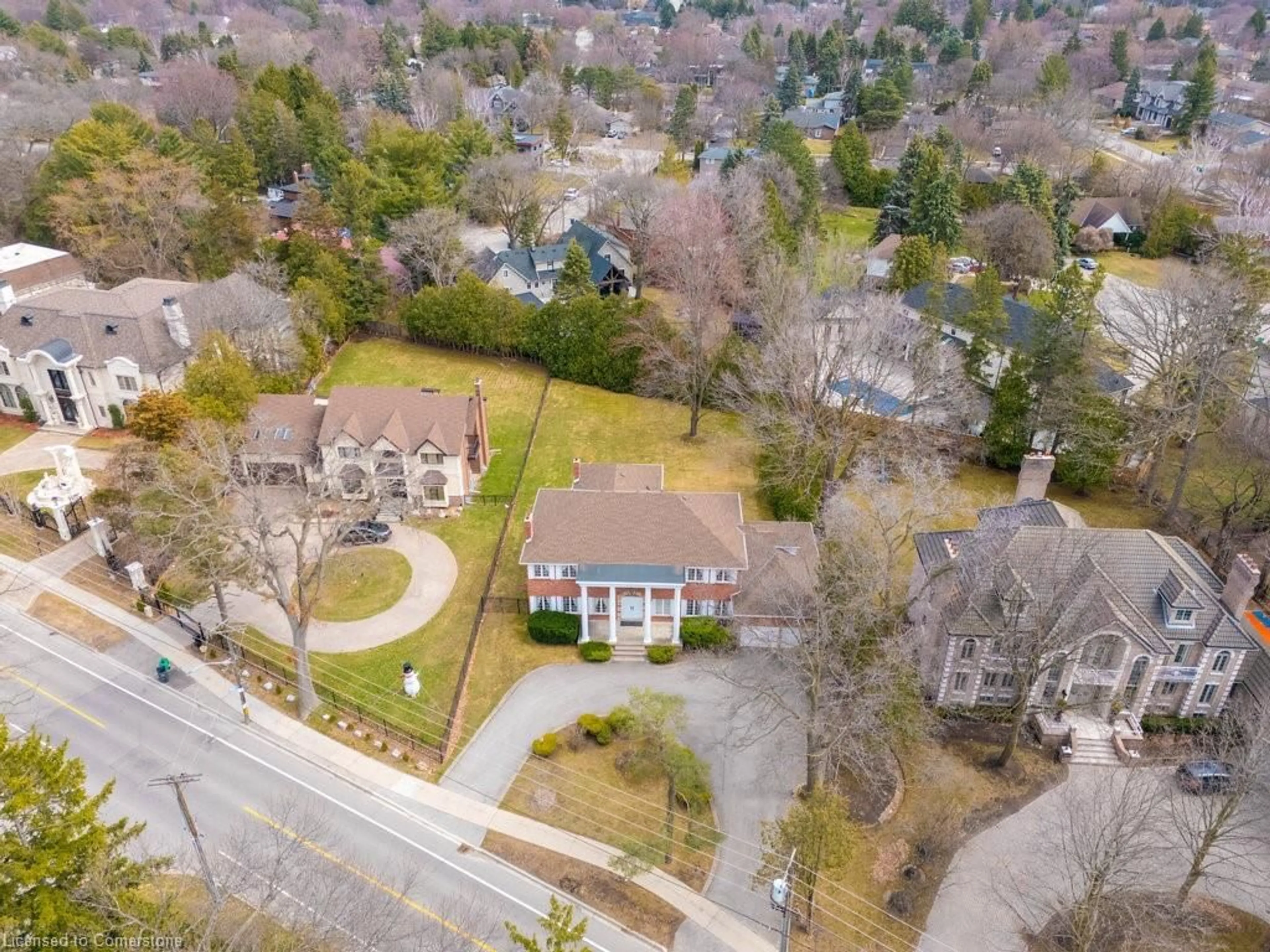A pic from outside/outdoor area/front of a property/back of a property/a pic from drone, street for 2390 Mississauga Rd, Mississauga Ontario L5H 2L1