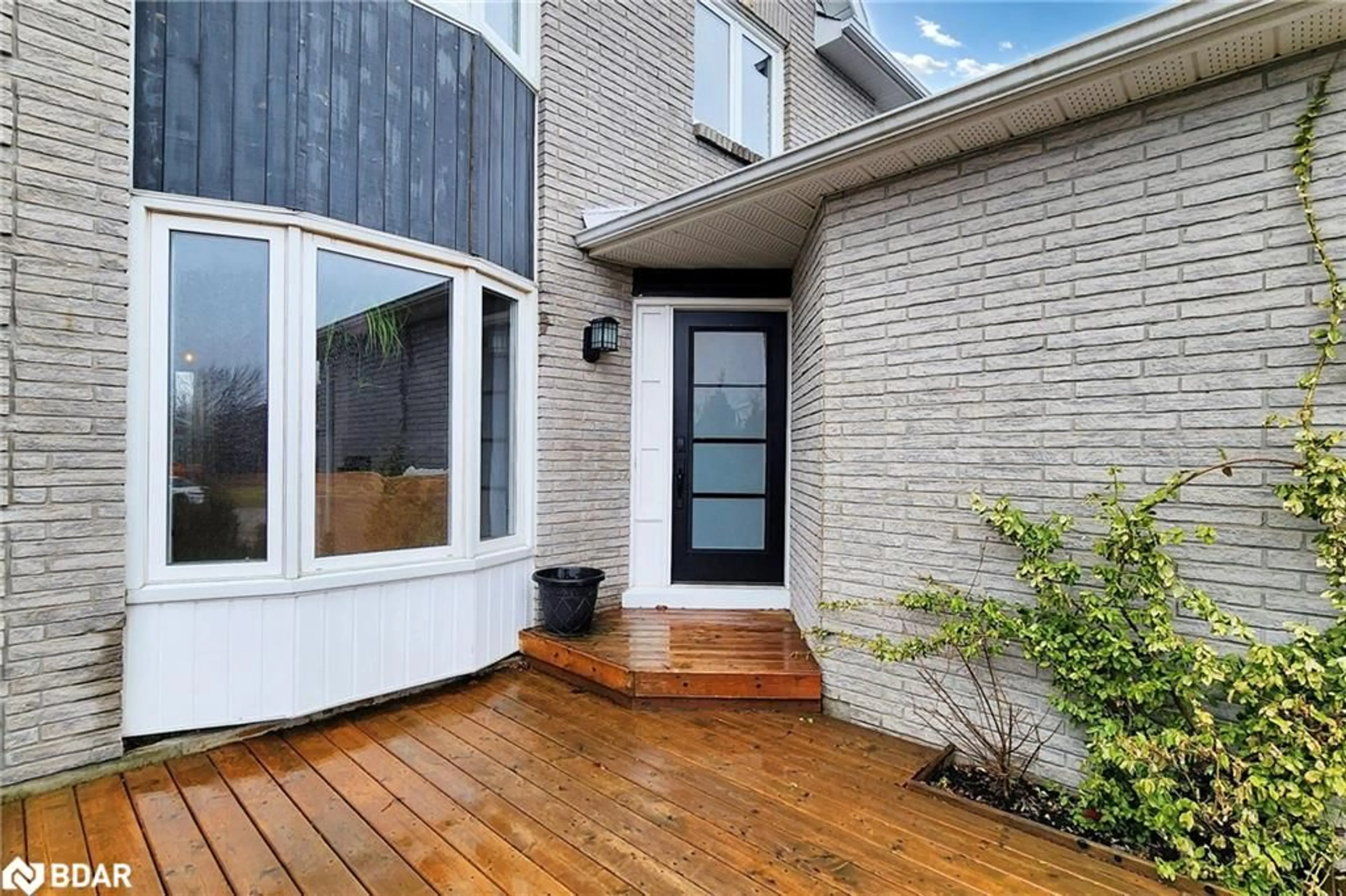 Home with brick exterior material, street for 40 Shakespeare Cres, Barrie Ontario L4N 6C1