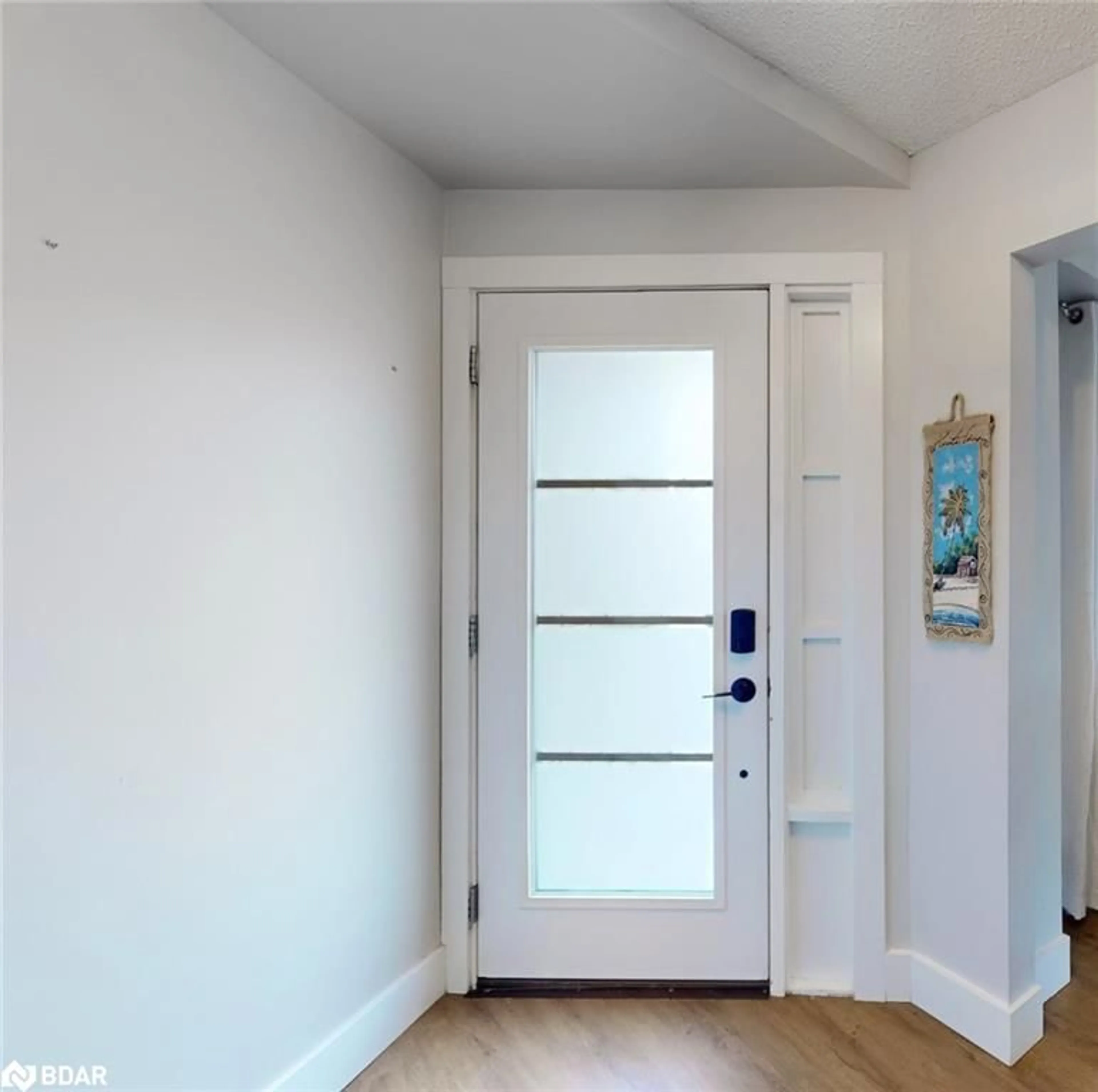 Indoor entryway for 40 Shakespeare Cres, Barrie Ontario L4N 6C1