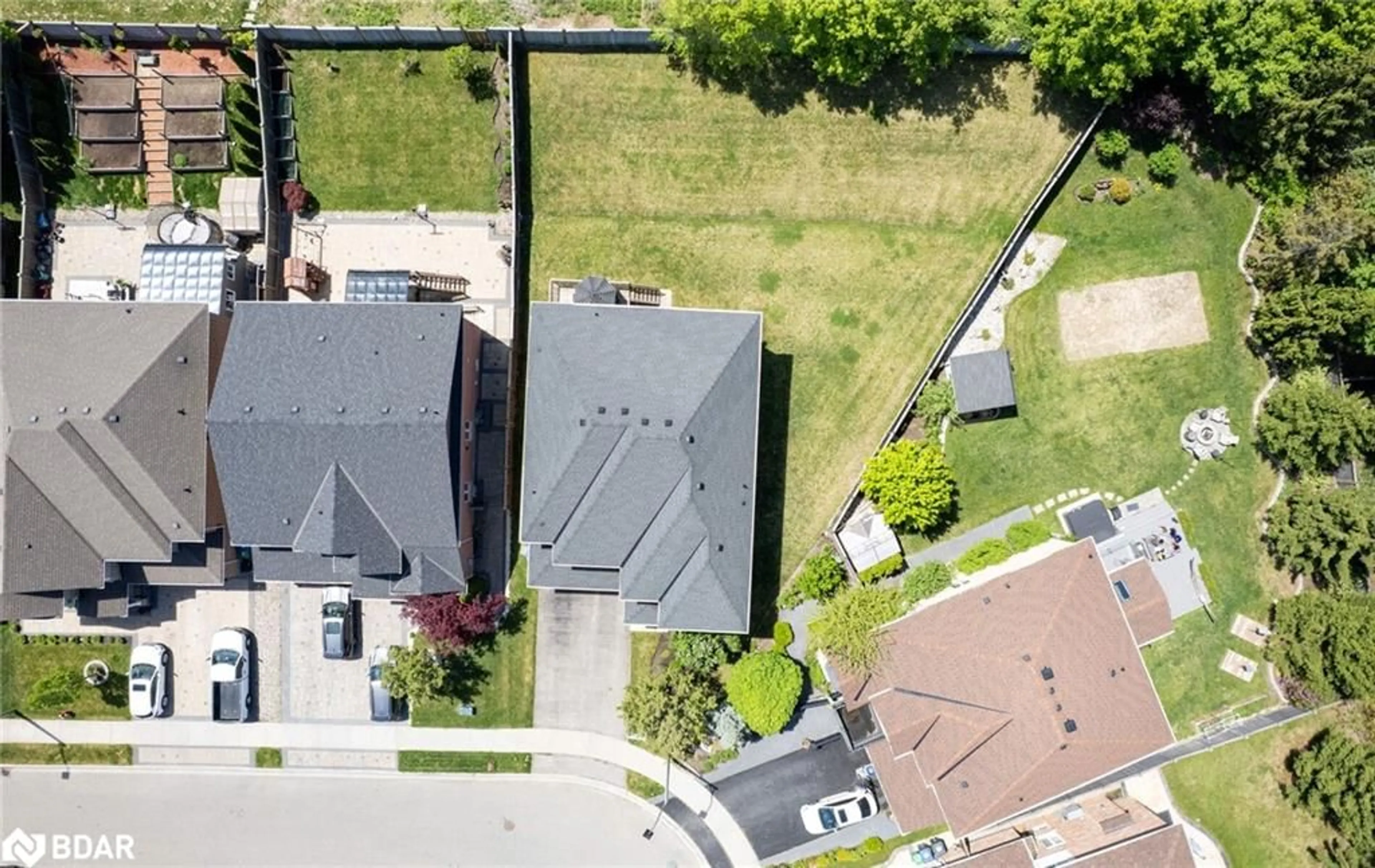 A pic from outside/outdoor area/front of a property/back of a property/a pic from drone, street for 6 Xavier Crt, Brampton Ontario L6Y 5S1