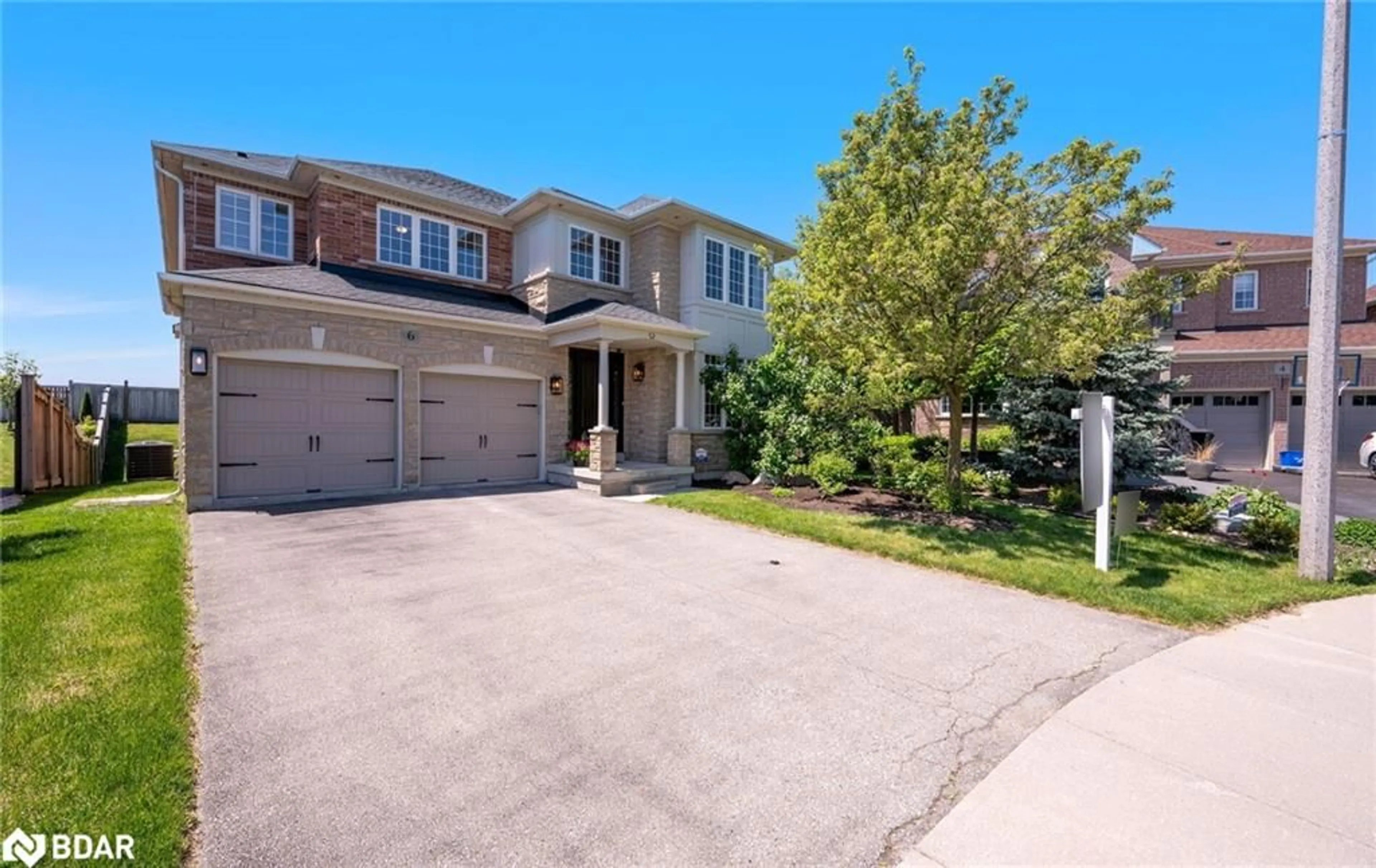 A pic from outside/outdoor area/front of a property/back of a property/a pic from drone, street for 6 Xavier Crt, Brampton Ontario L6Y 5S1