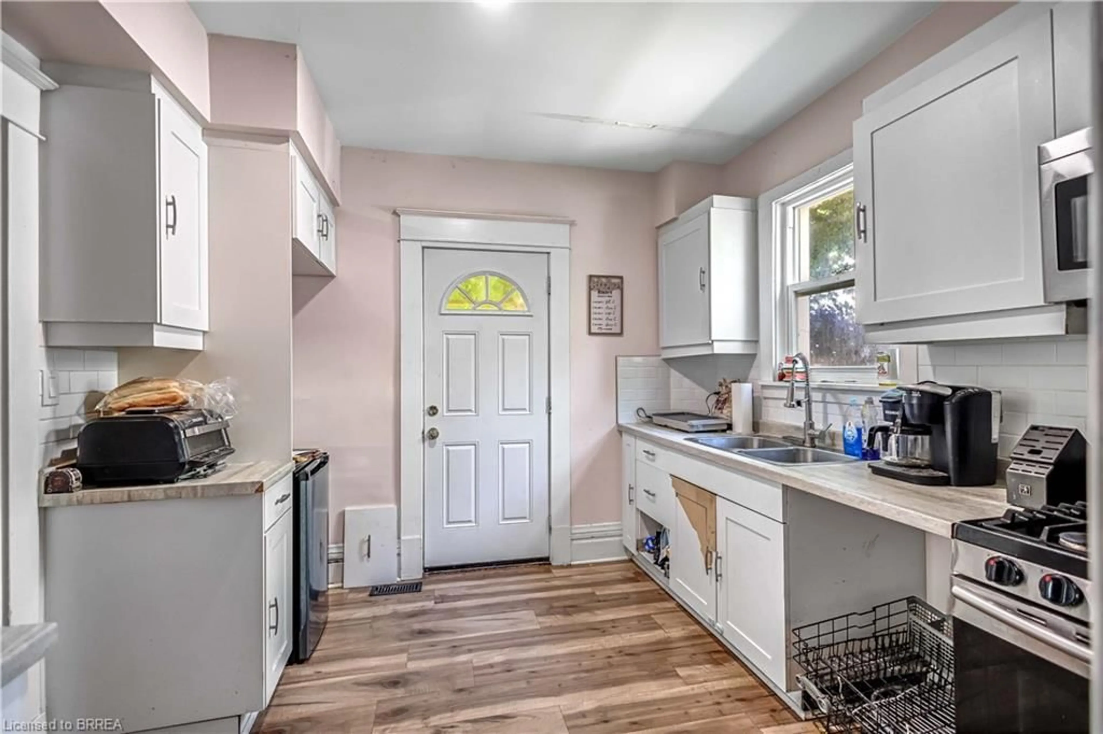 Standard kitchen, ceramic/tile floor for 94 Peel St, Brantford Ontario N3S 5M4