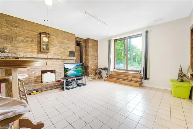 Additional property image - 627 Millgrove Sideroad