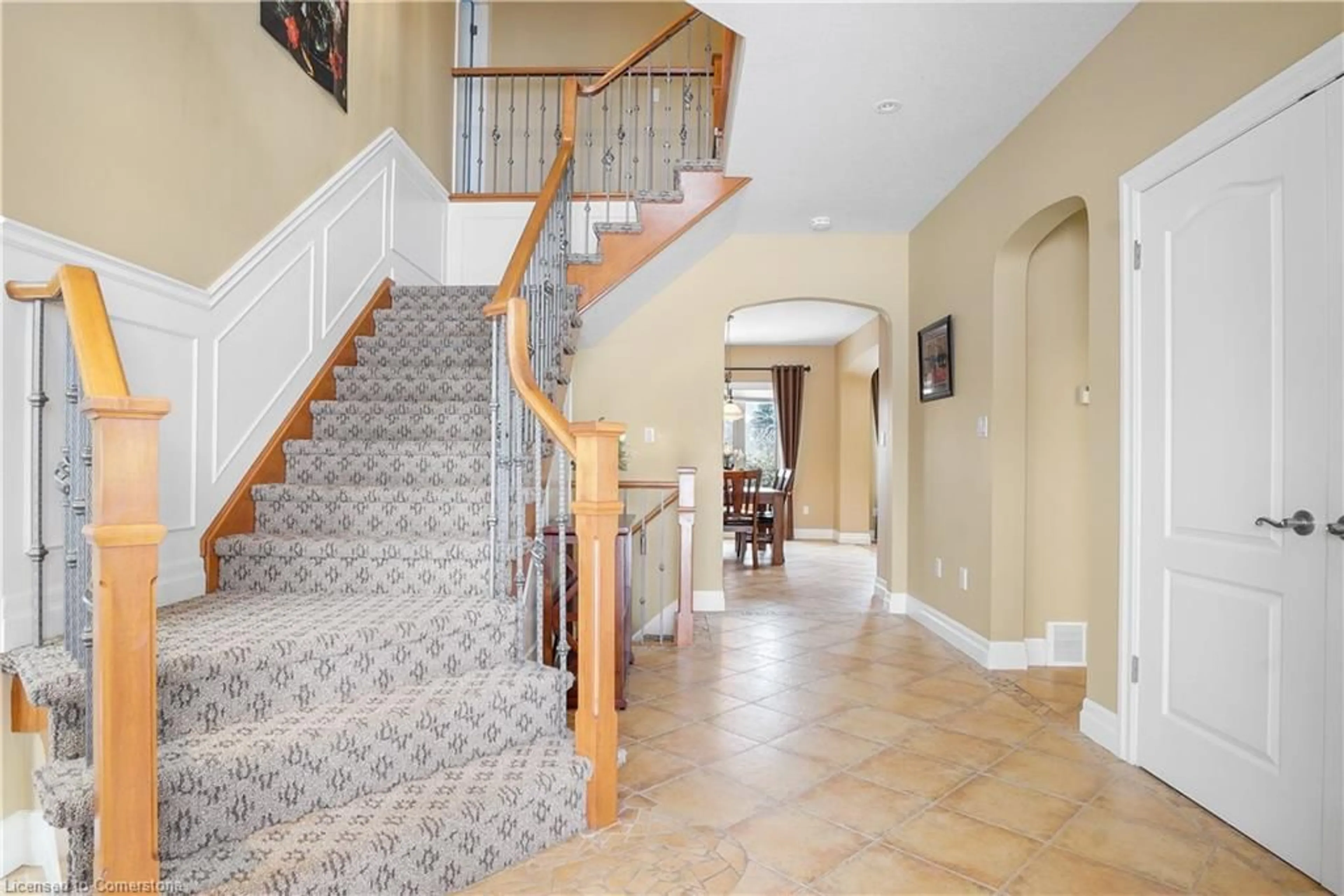 Indoor foyer for 827 Birchmount Dr, Waterloo Ontario N2V 2R3