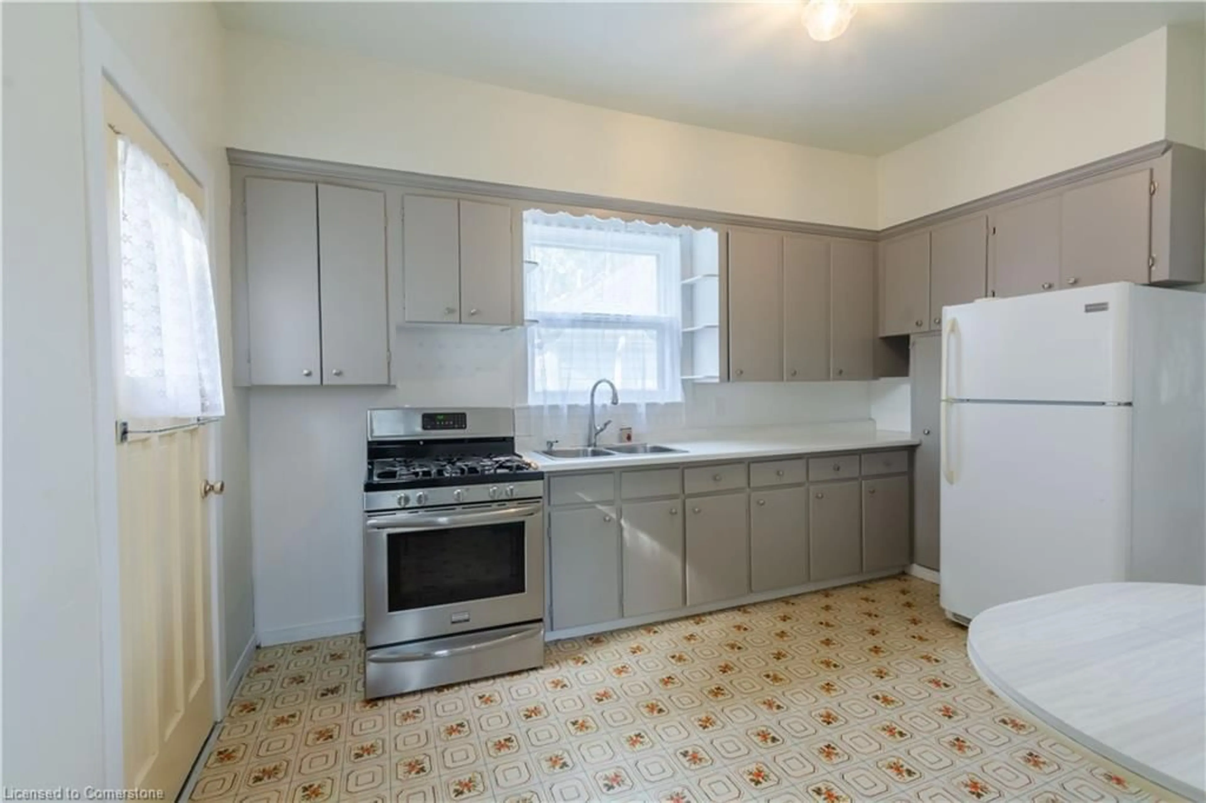 Standard kitchen, unknown for 95 East 31st St, Hamilton Ontario L8V 3N9