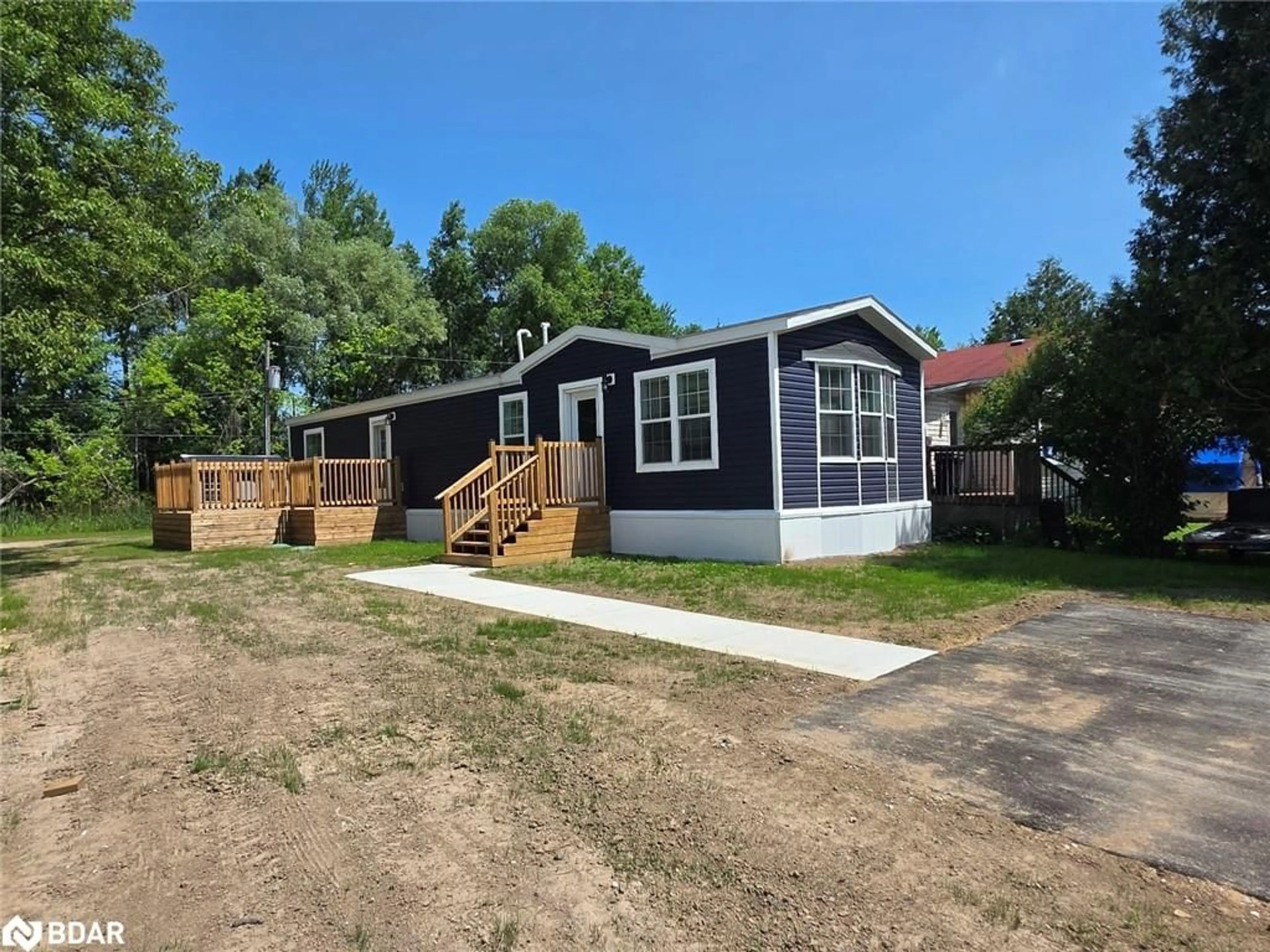 Home with vinyl exterior material, street for 40 Shamrock Cres, Angus Ontario L3W 0A5