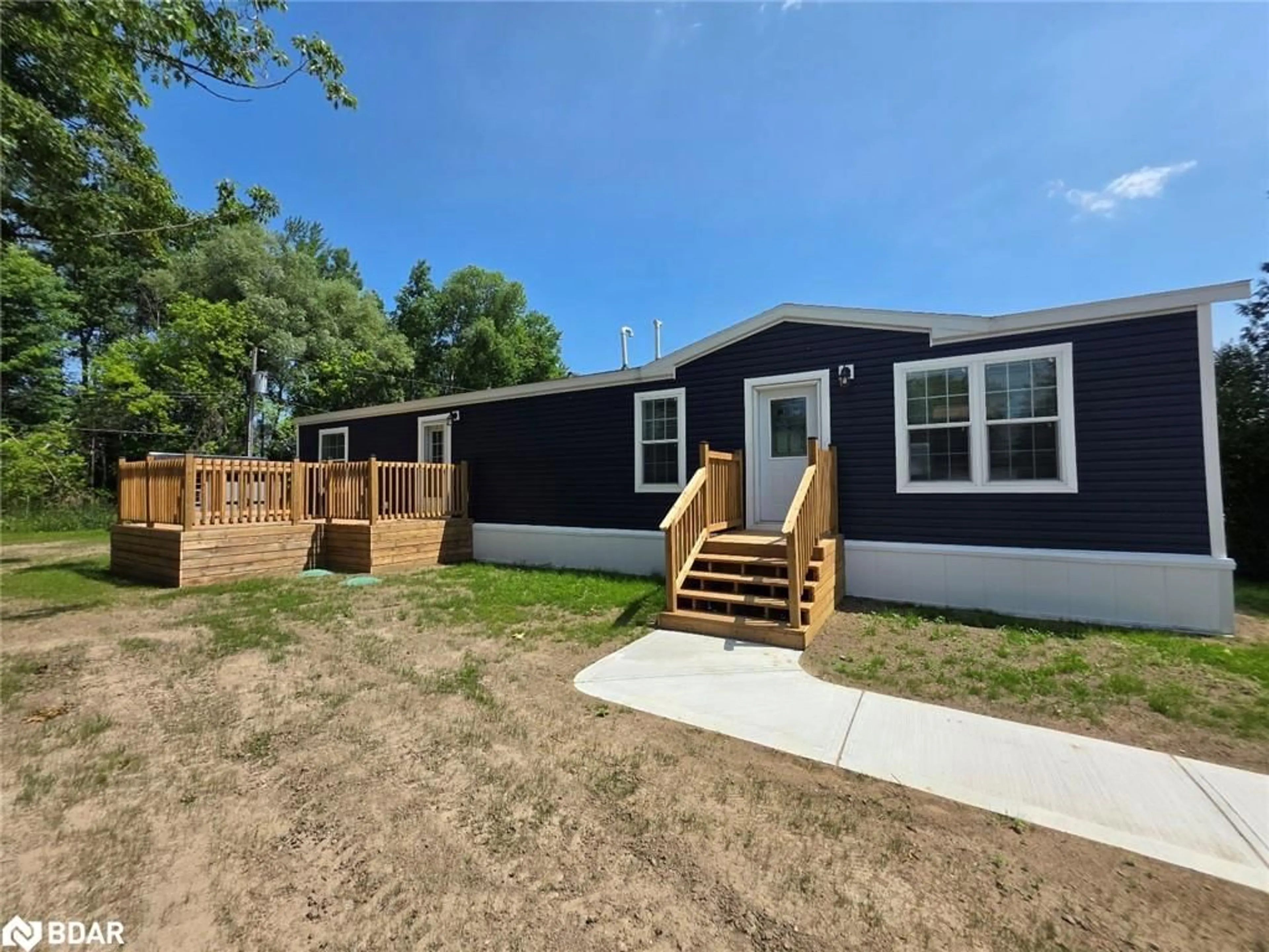 Home with vinyl exterior material, street for 40 Shamrock Cres, Angus Ontario L3W 0A5