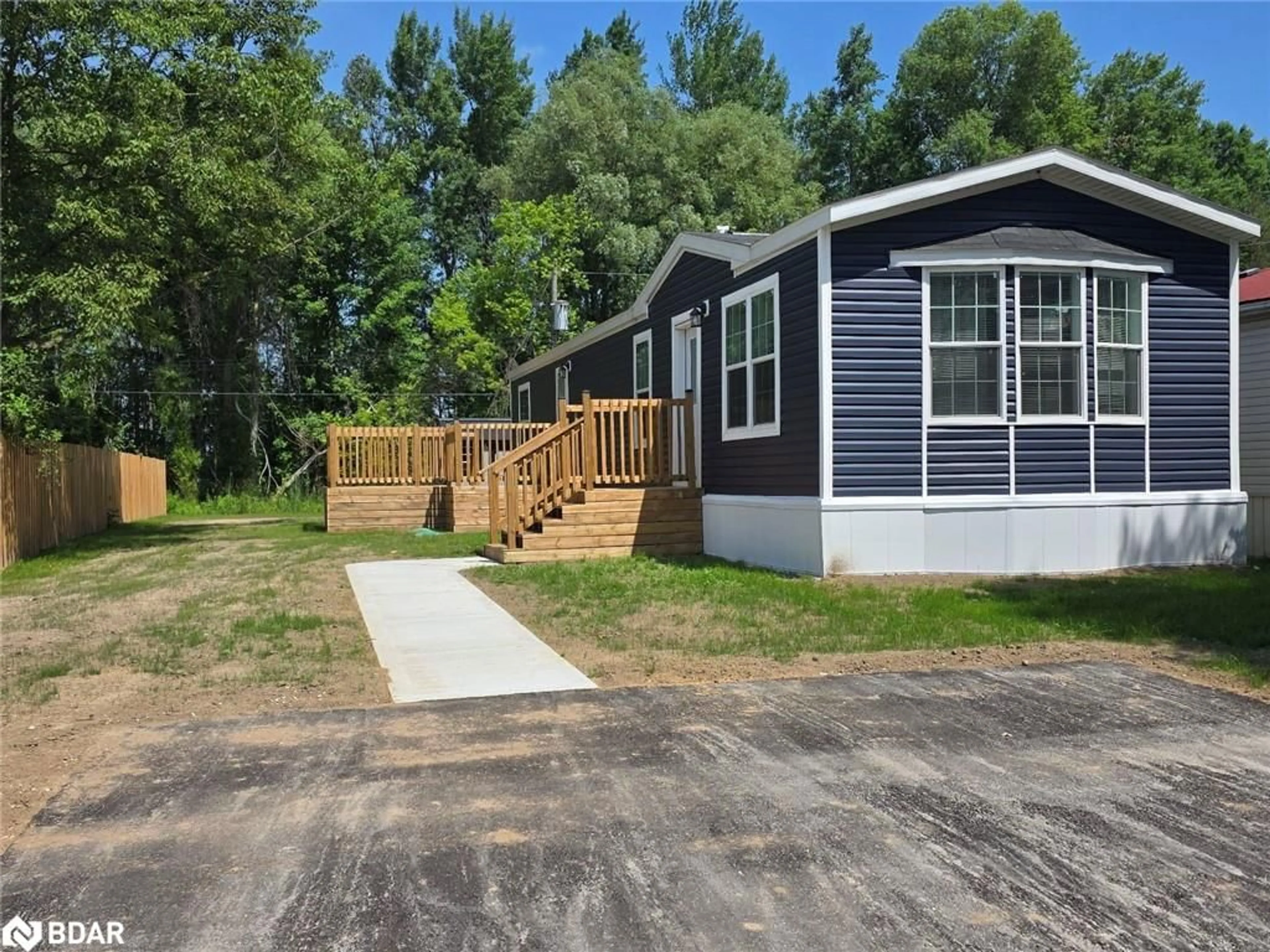 Home with vinyl exterior material, street for 40 Shamrock Cres, Angus Ontario L3W 0A5