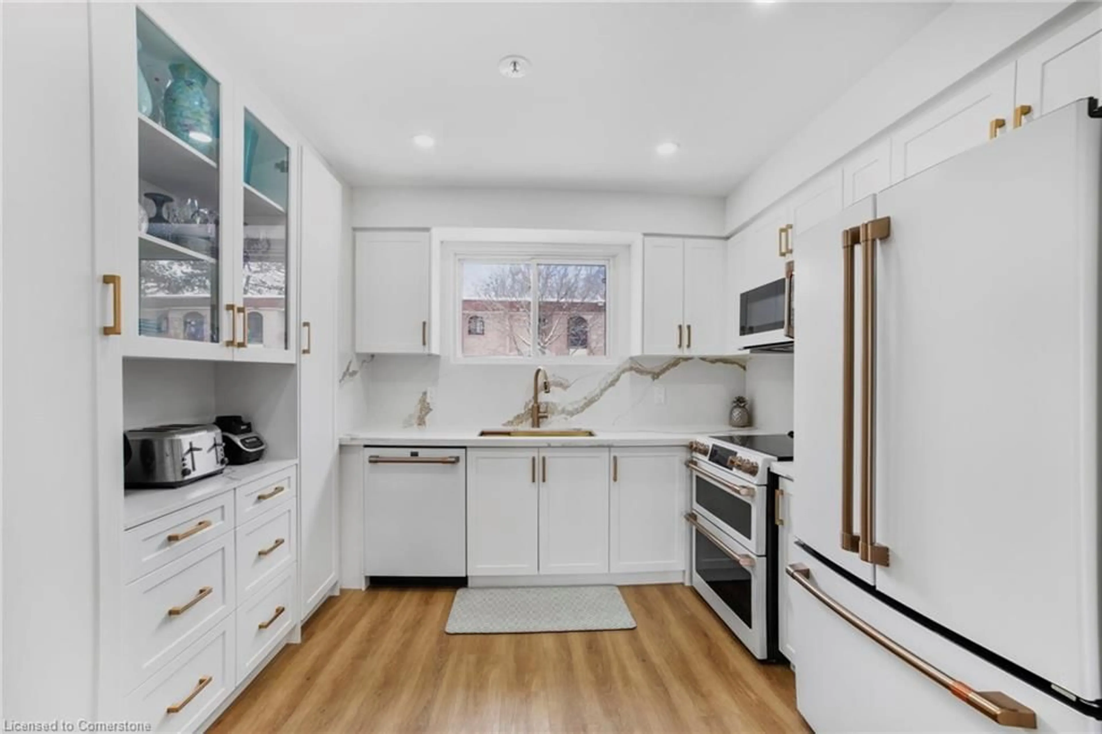 Open concept kitchen, unknown for 621 Francis Rd, Burlington Ontario L7T 3X6