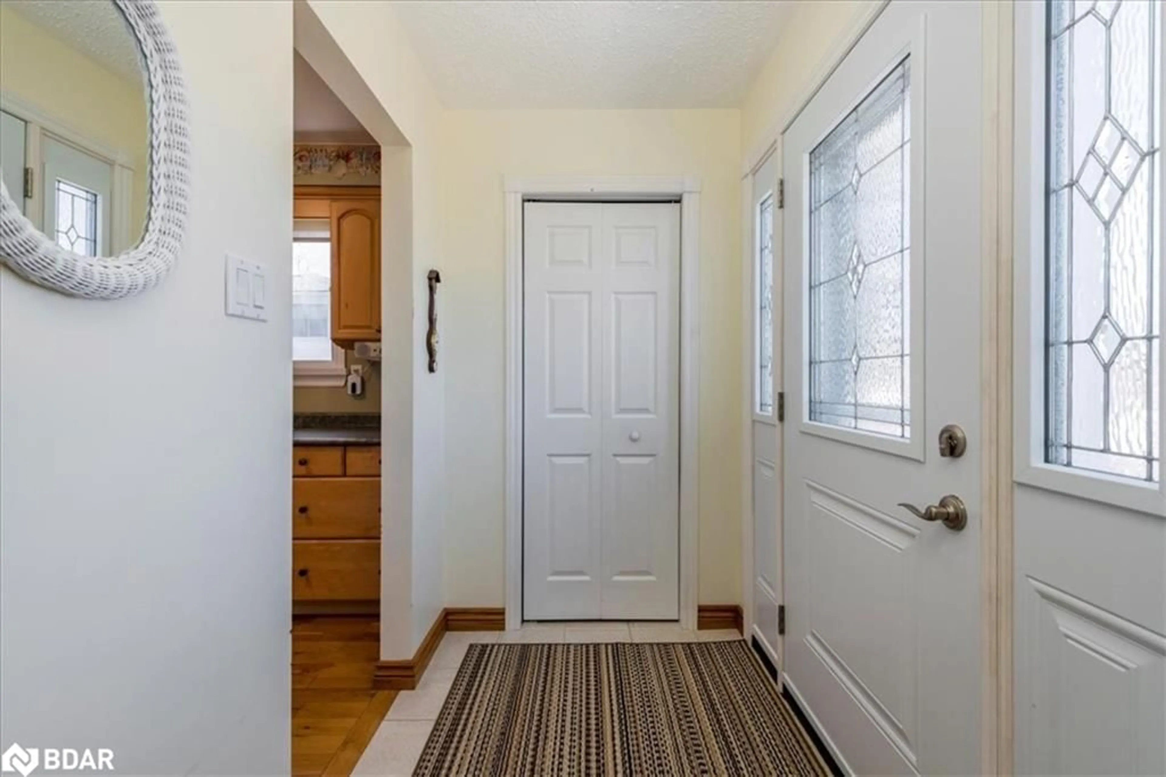 Indoor entryway for 1001 Howard St, Midland Ontario L4R 4P8